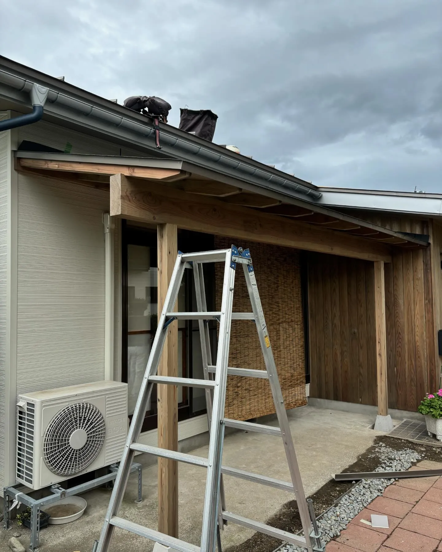 今日はポンプ小屋の造作👍