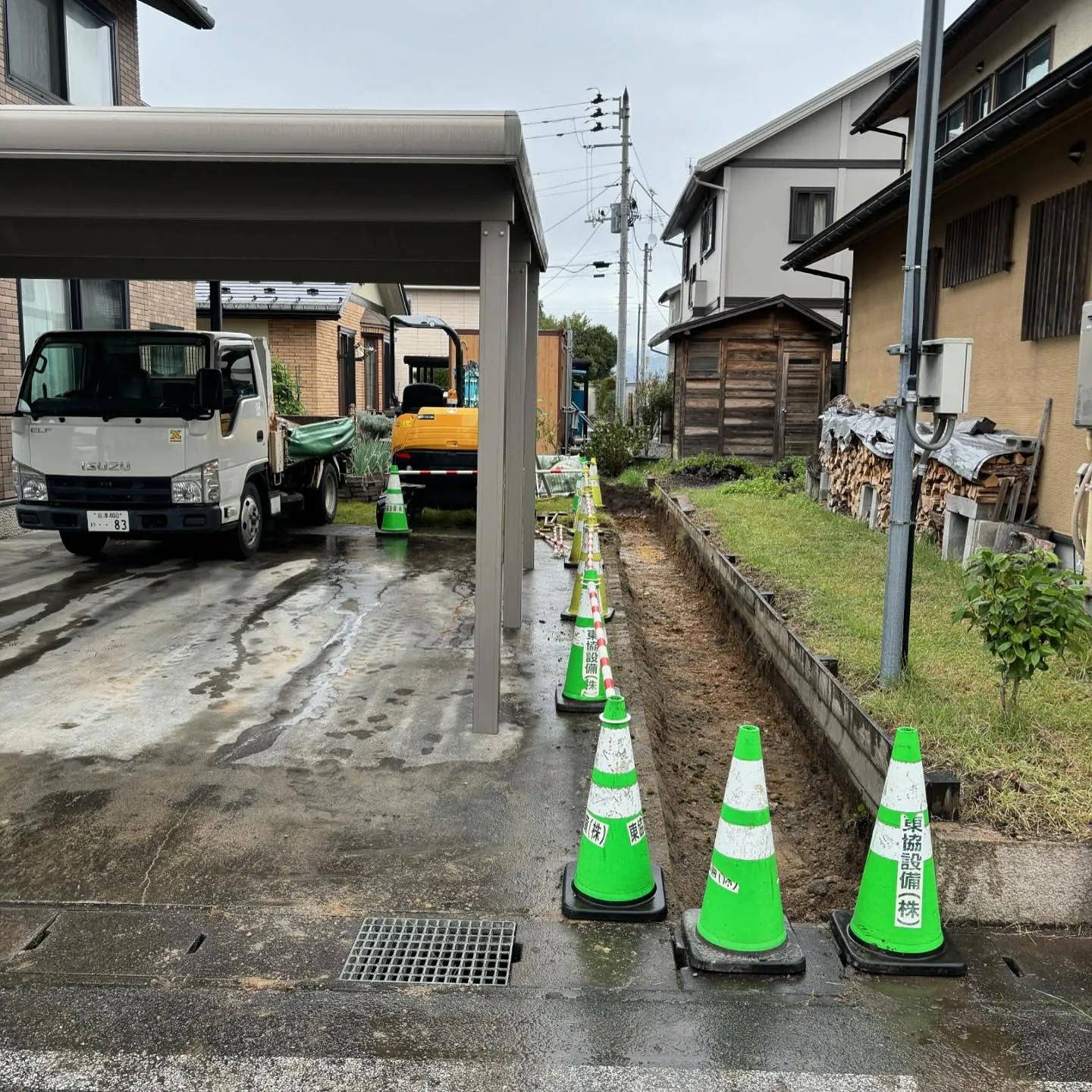 今日から外構工事を始めました。