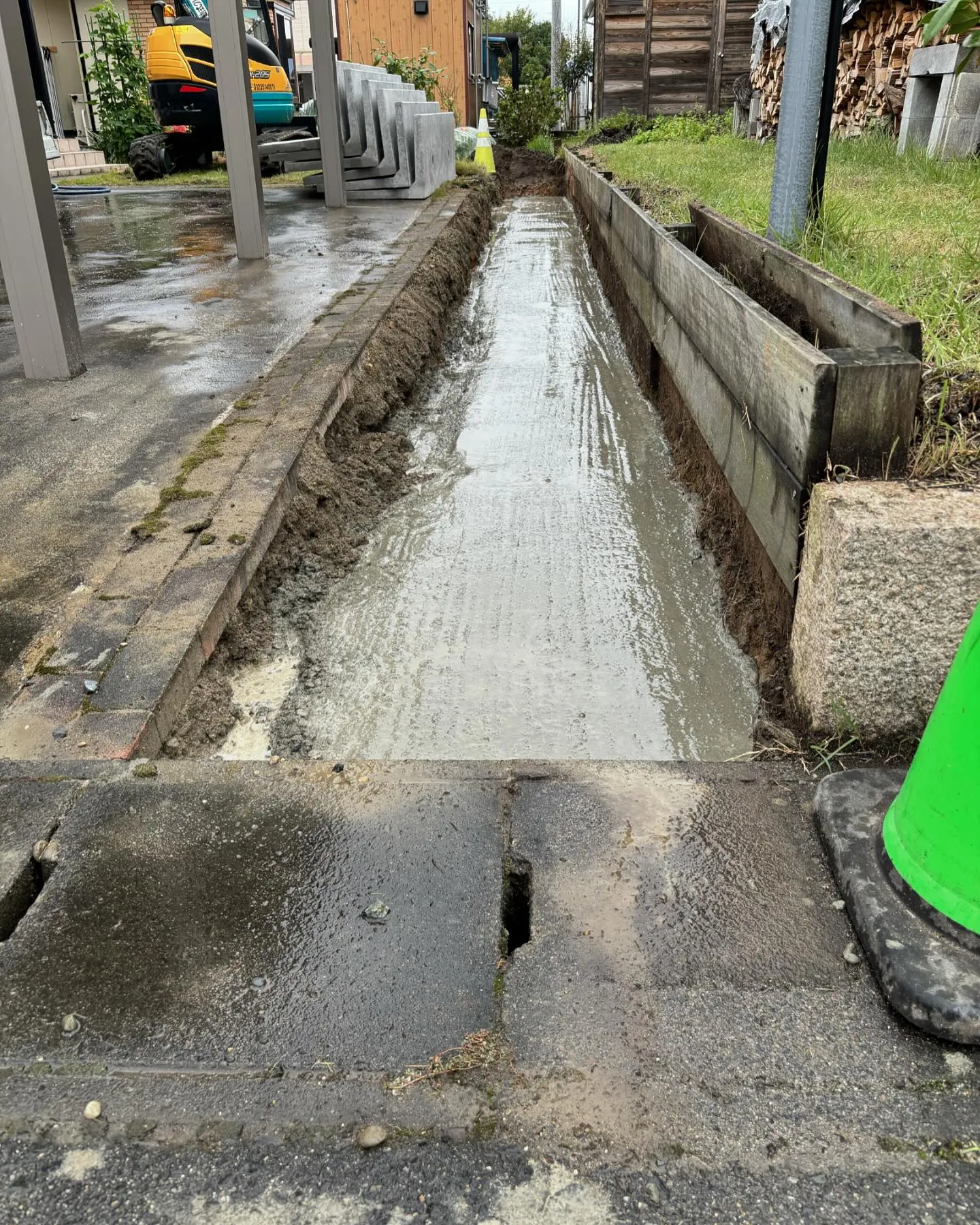 今日も朝から雨でしたが、午後から止んで無事、捨てコンクリート...