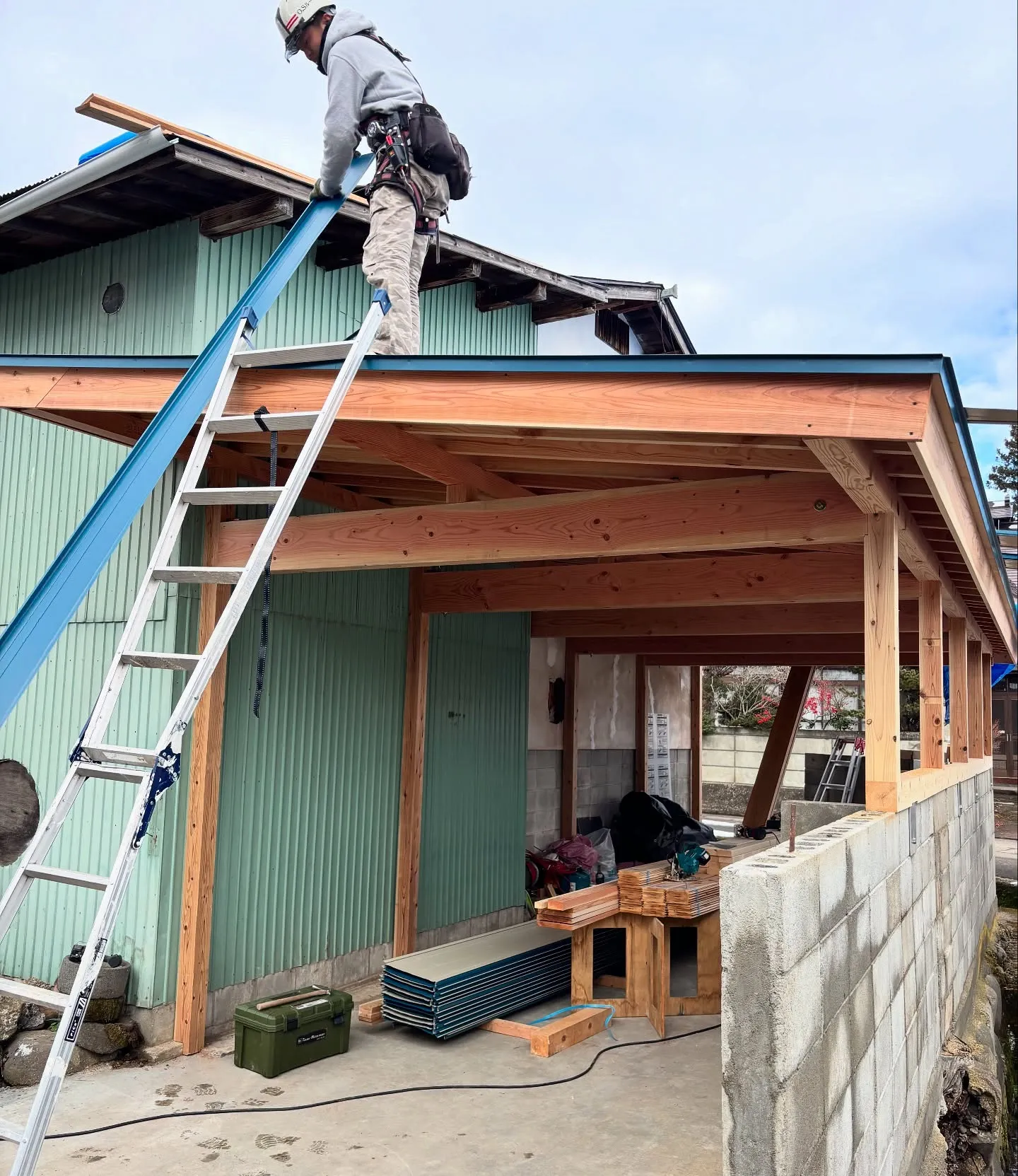 小屋の屋根板金工事に来てもらいました。