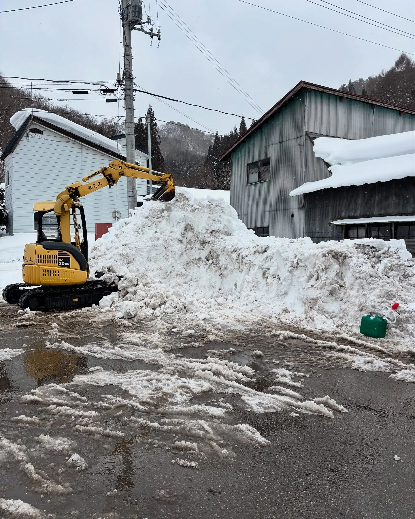 ２日間排雪作業を行いましたが、予定より多く月曜日も追加で排雪...