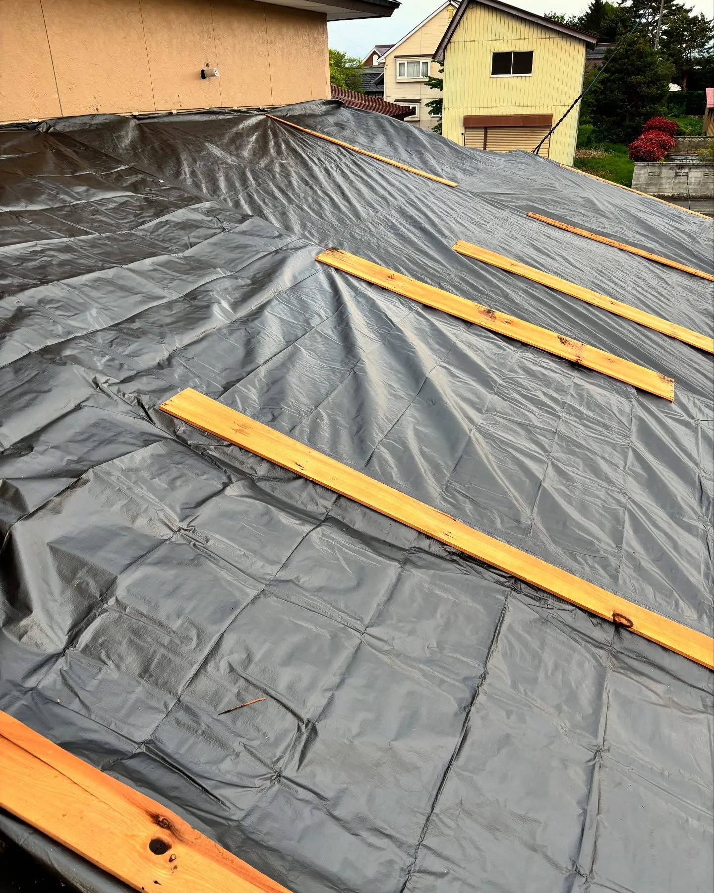 今日から雪害、屋根工事の現場に来ました