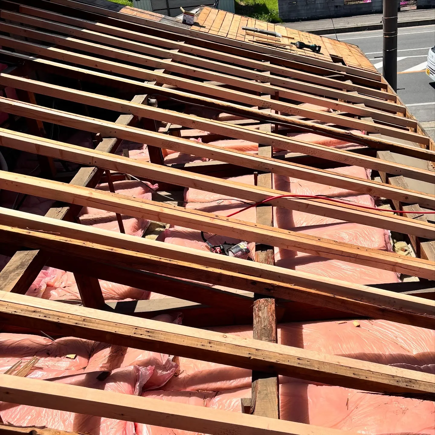 今日も屋根工事の垂木を高さを見ながら、添え木で取付していき、