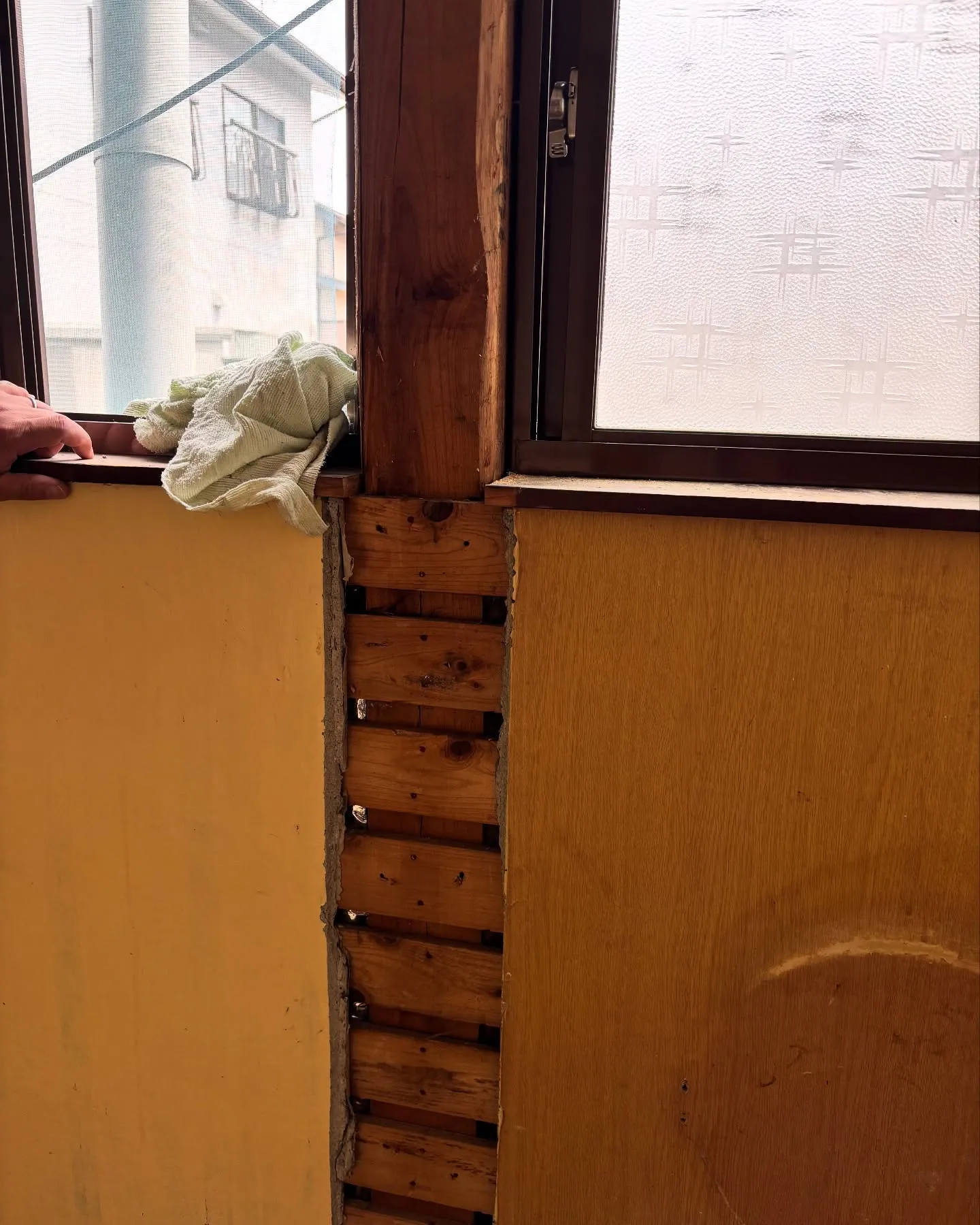 改装工事で簡易水栓トイレの床及元々の間仕切の跡に昨日削って置...