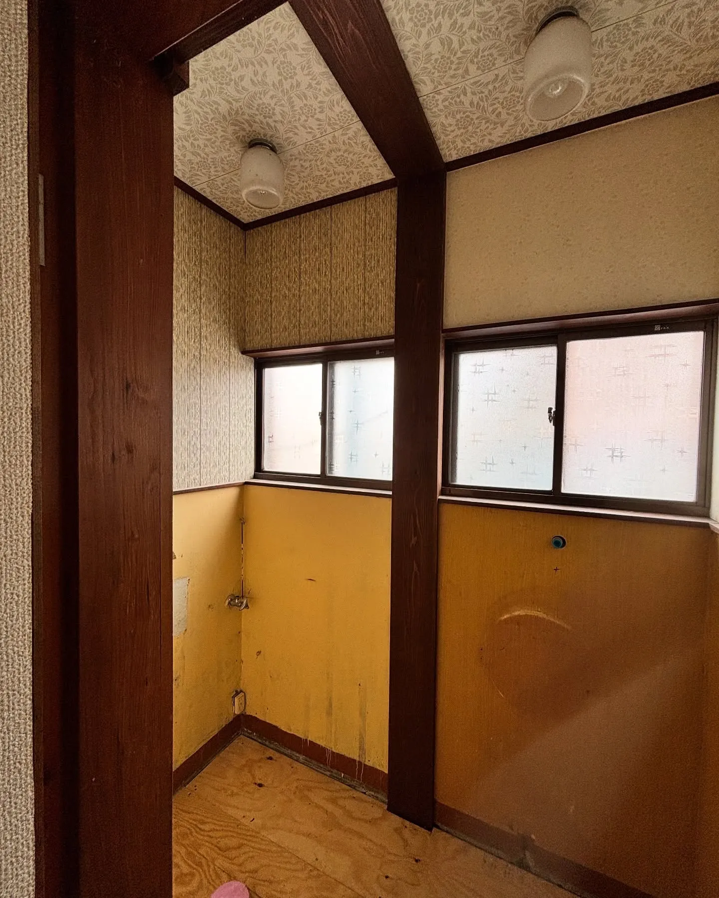 改装工事で簡易水栓トイレの床及元々の間仕切の跡に昨日削って置...