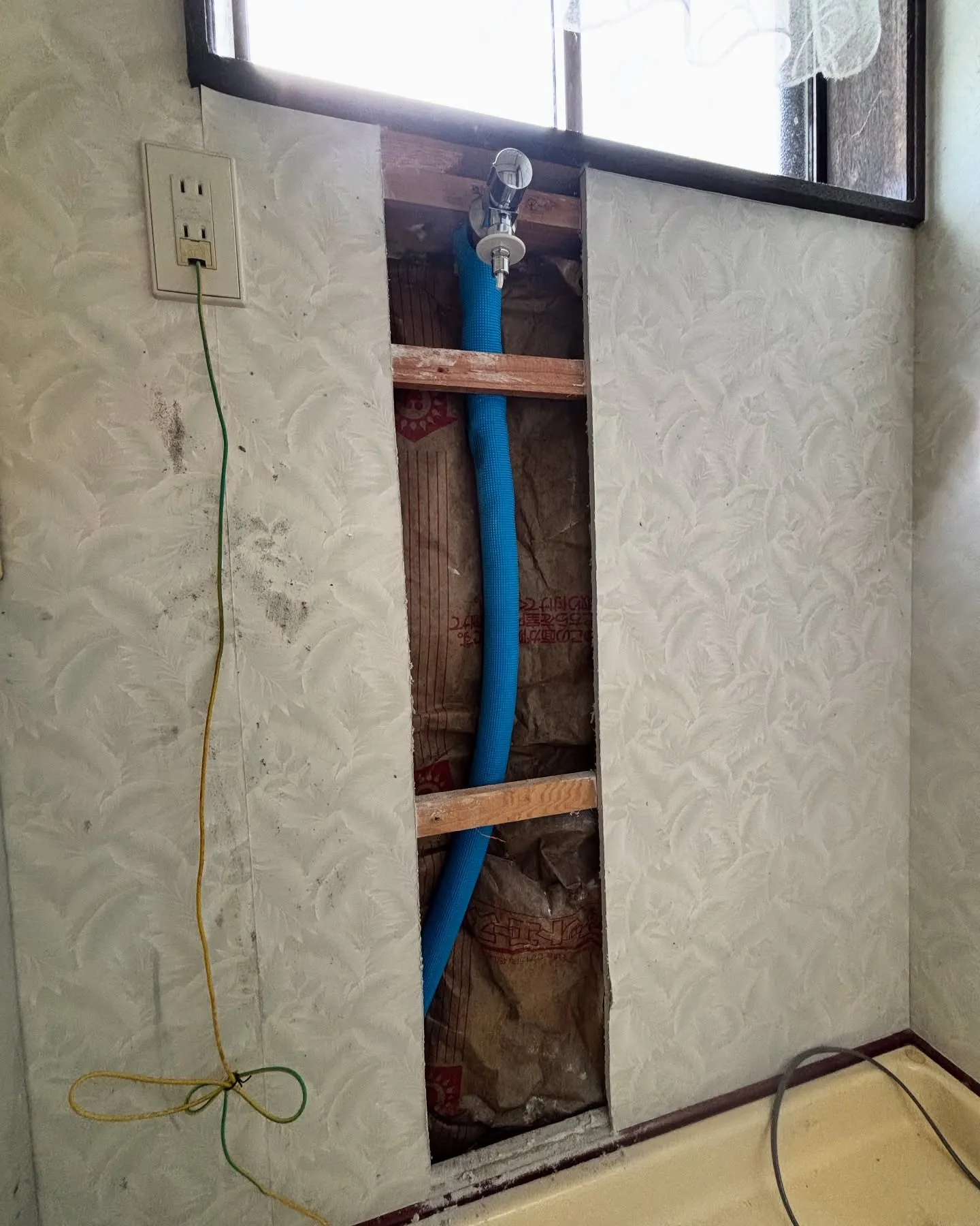 トイレの改装工事の現場で一段低かったトイレの床をローカと同じ...