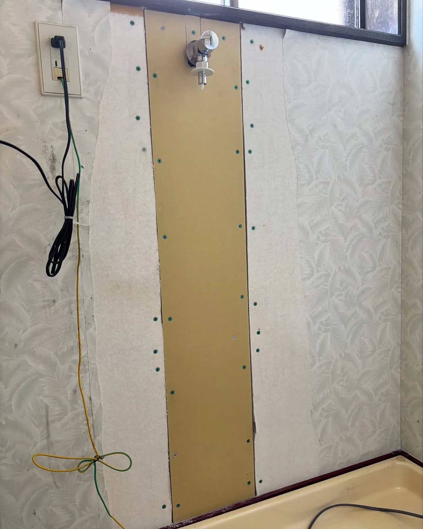 トイレの改装工事の現場で一段低かったトイレの床をローカと同じ...