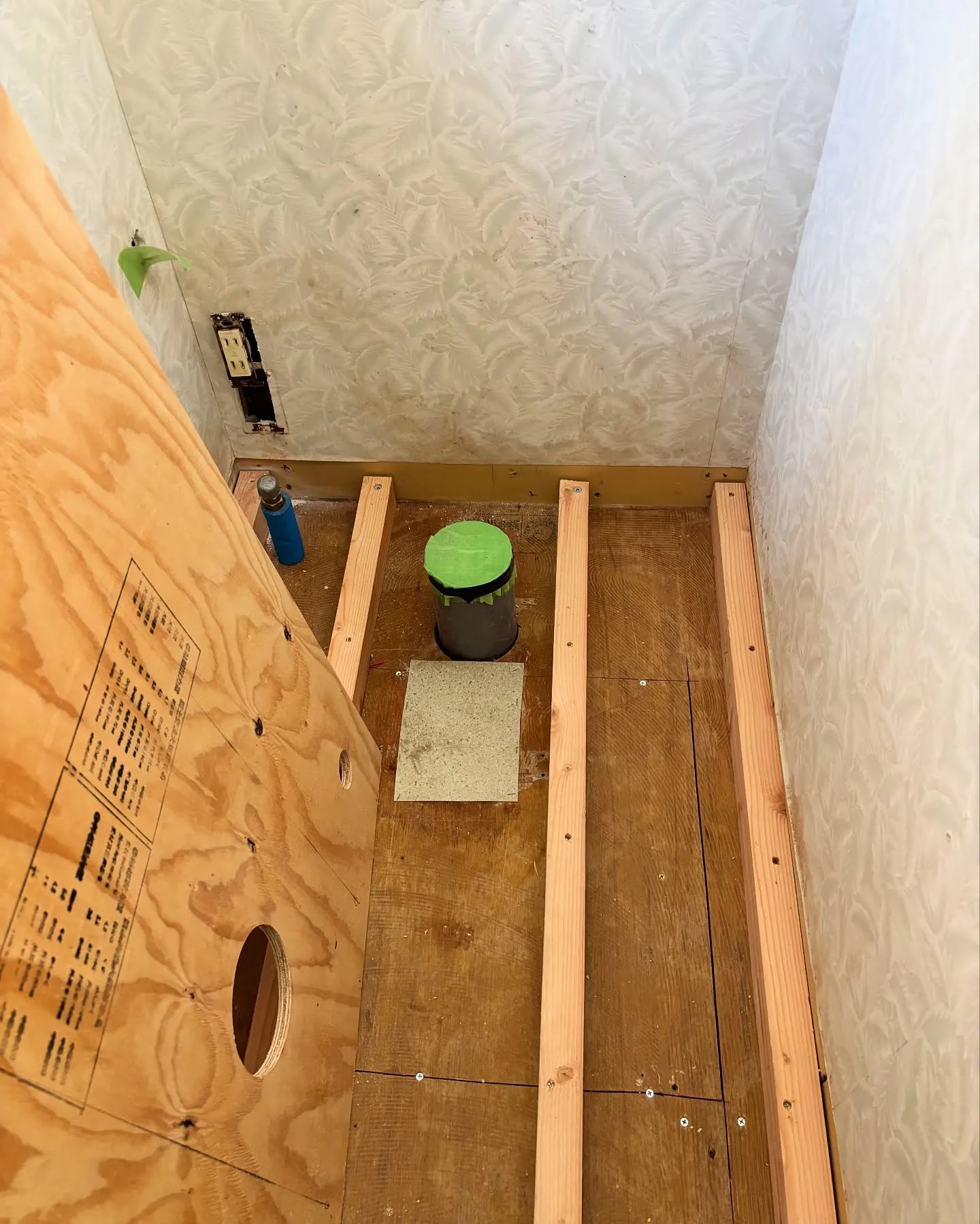 トイレの改装工事の現場で一段低かったトイレの床をローカと同じ...