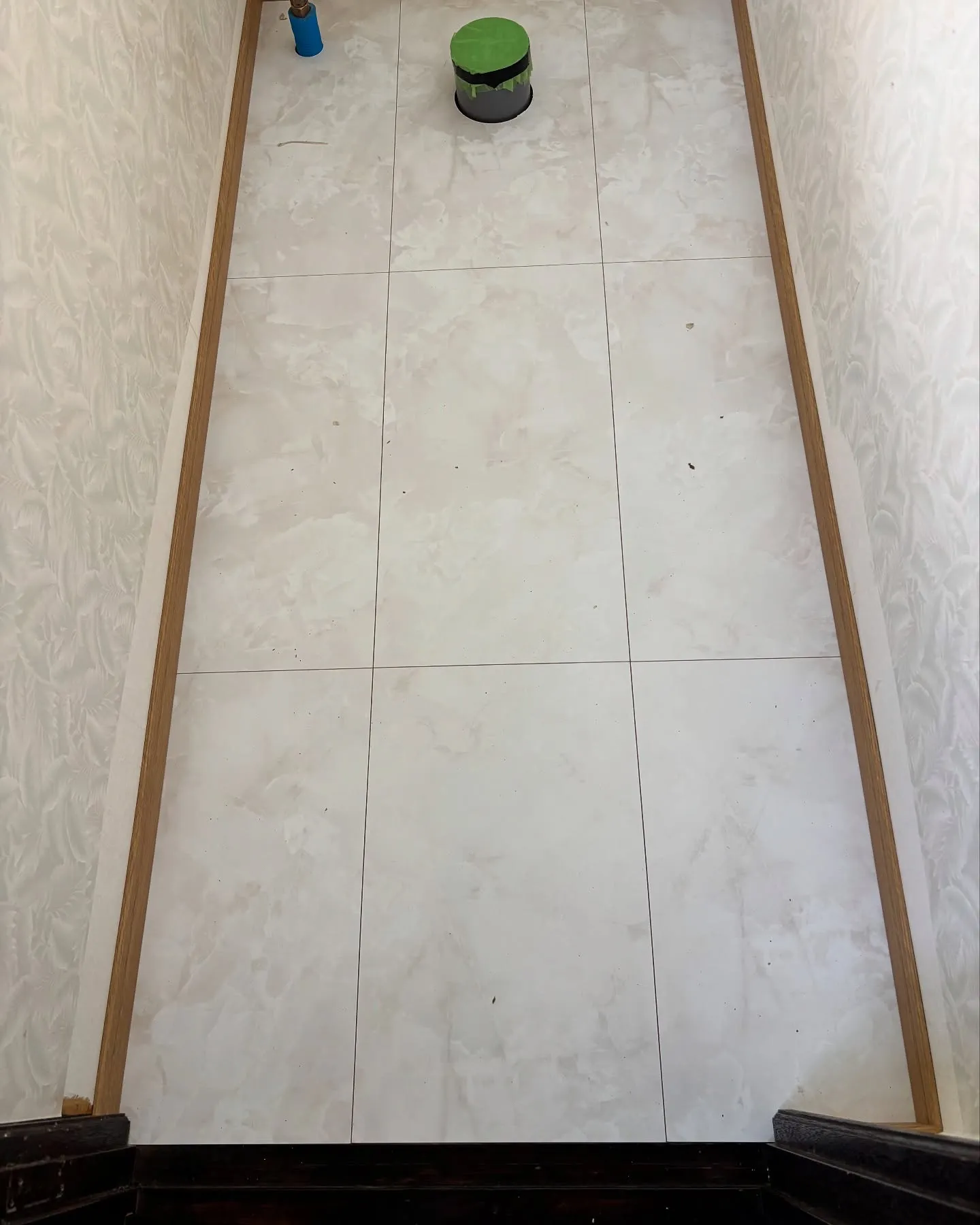 トイレの改装工事の現場で一段低かったトイレの床をローカと同じ...