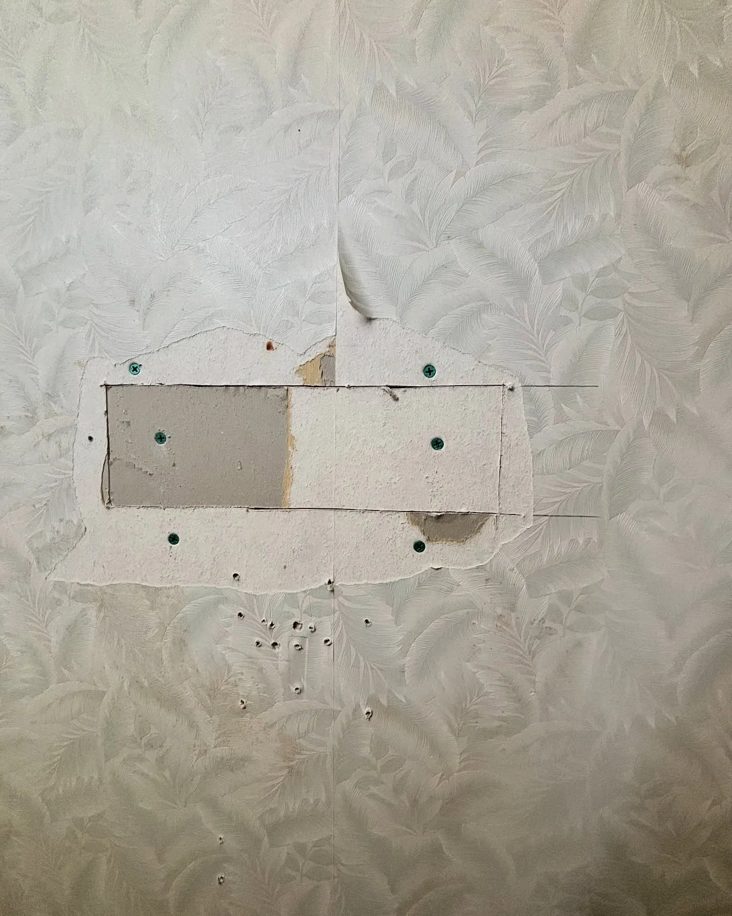 トイレの改装工事の現場で一段低かったトイレの床をローカと同じ...