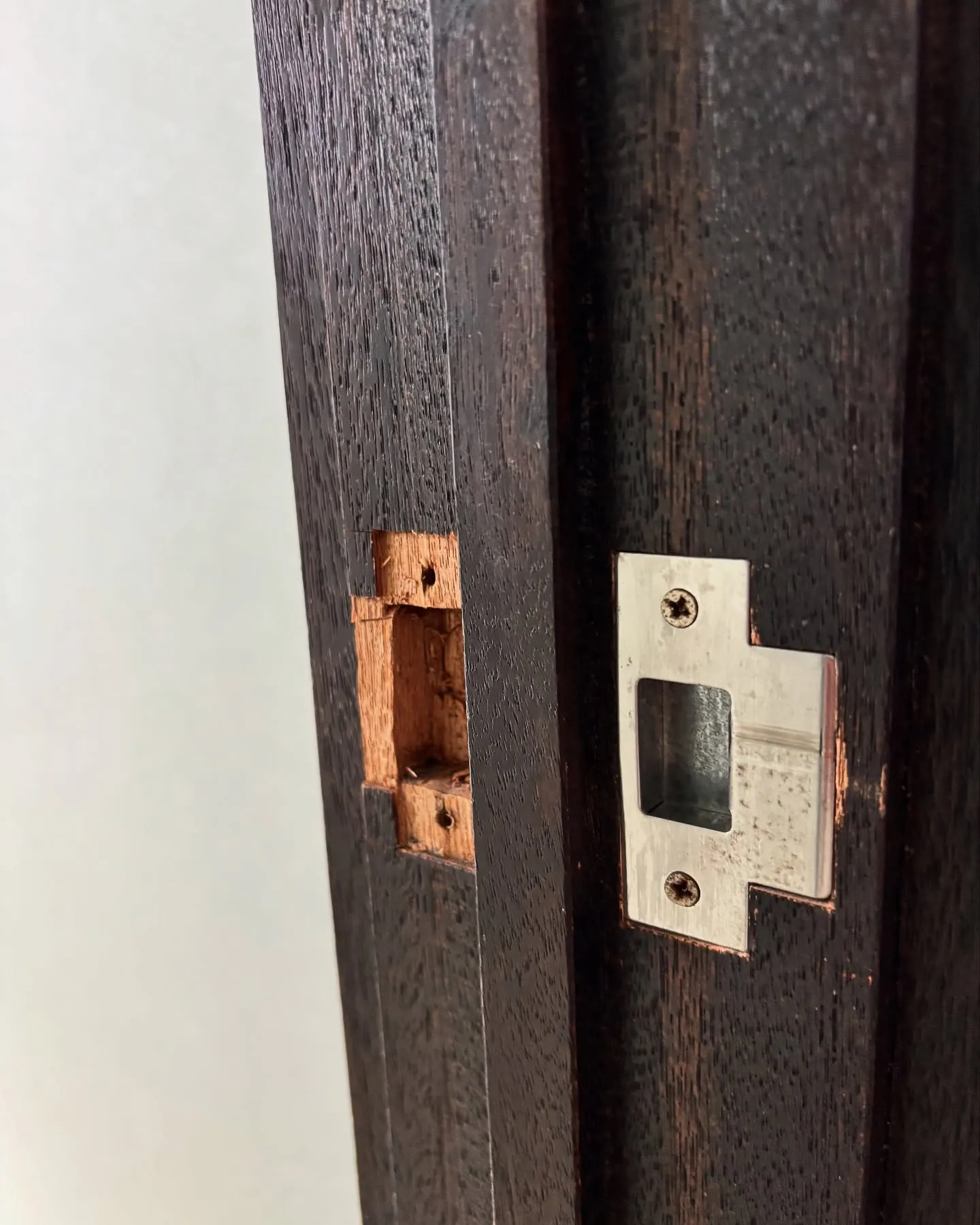 前日トイレ改装工事の現場のラッチの受けのキズを埋めて来ました...