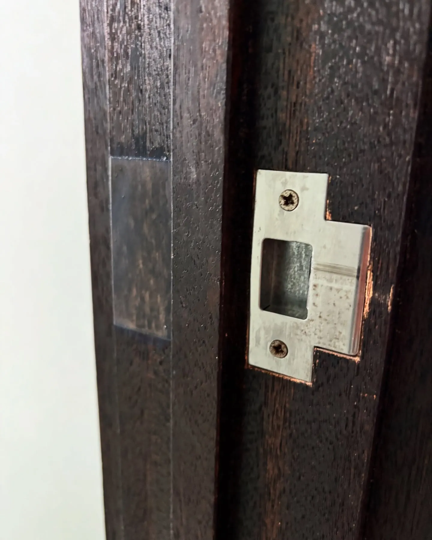 前日トイレ改装工事の現場のラッチの受けのキズを埋めて来ました...