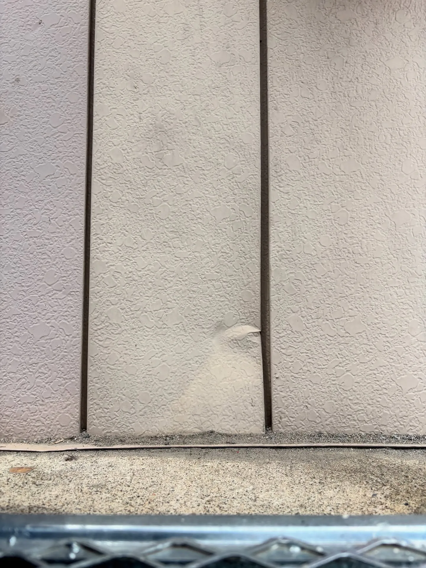 先日外壁張りをやった現場で古い所のサイディングが凹んでいるの...