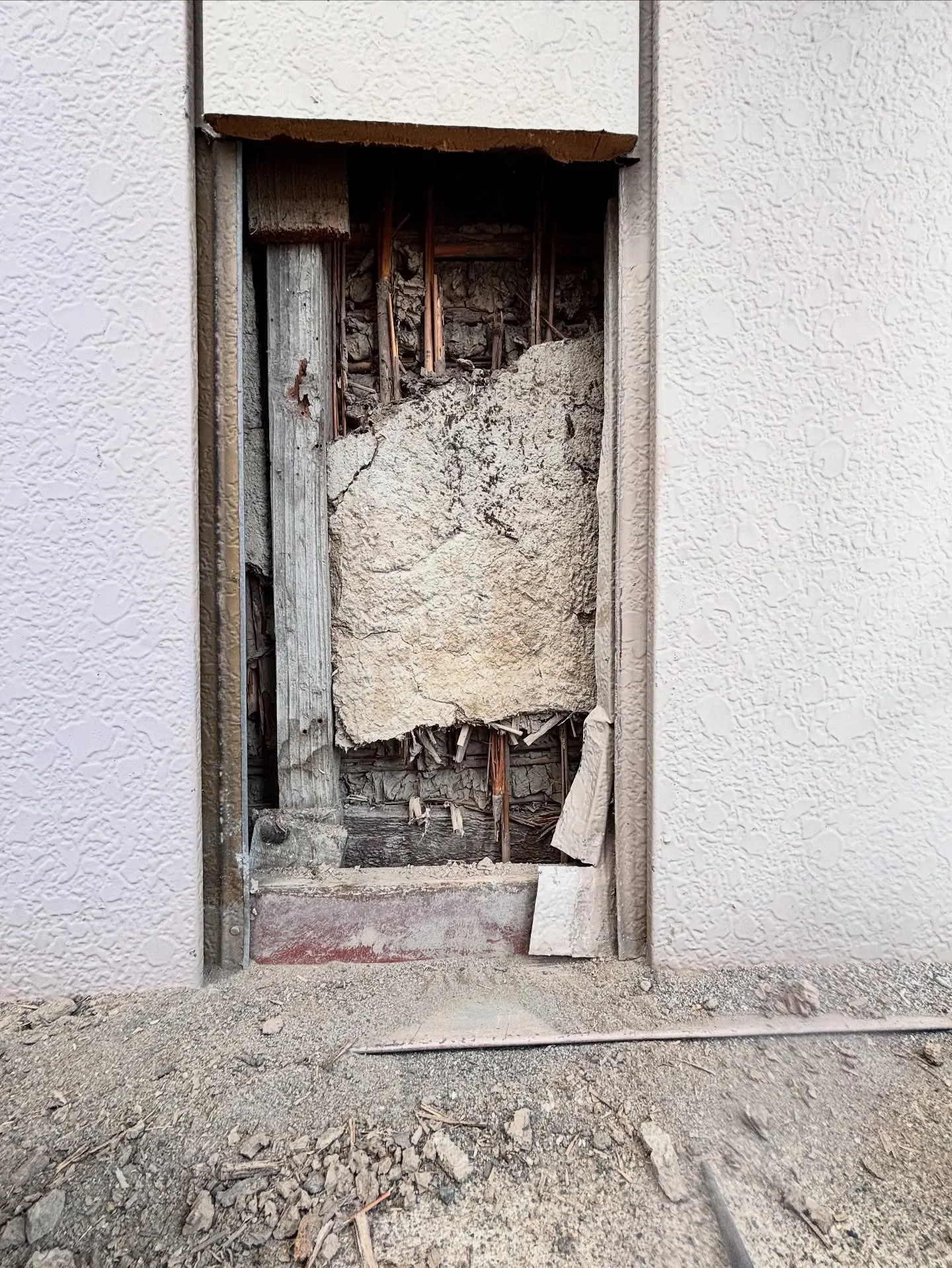 先日外壁張りをやった現場で古い所のサイディングが凹んでいるの...