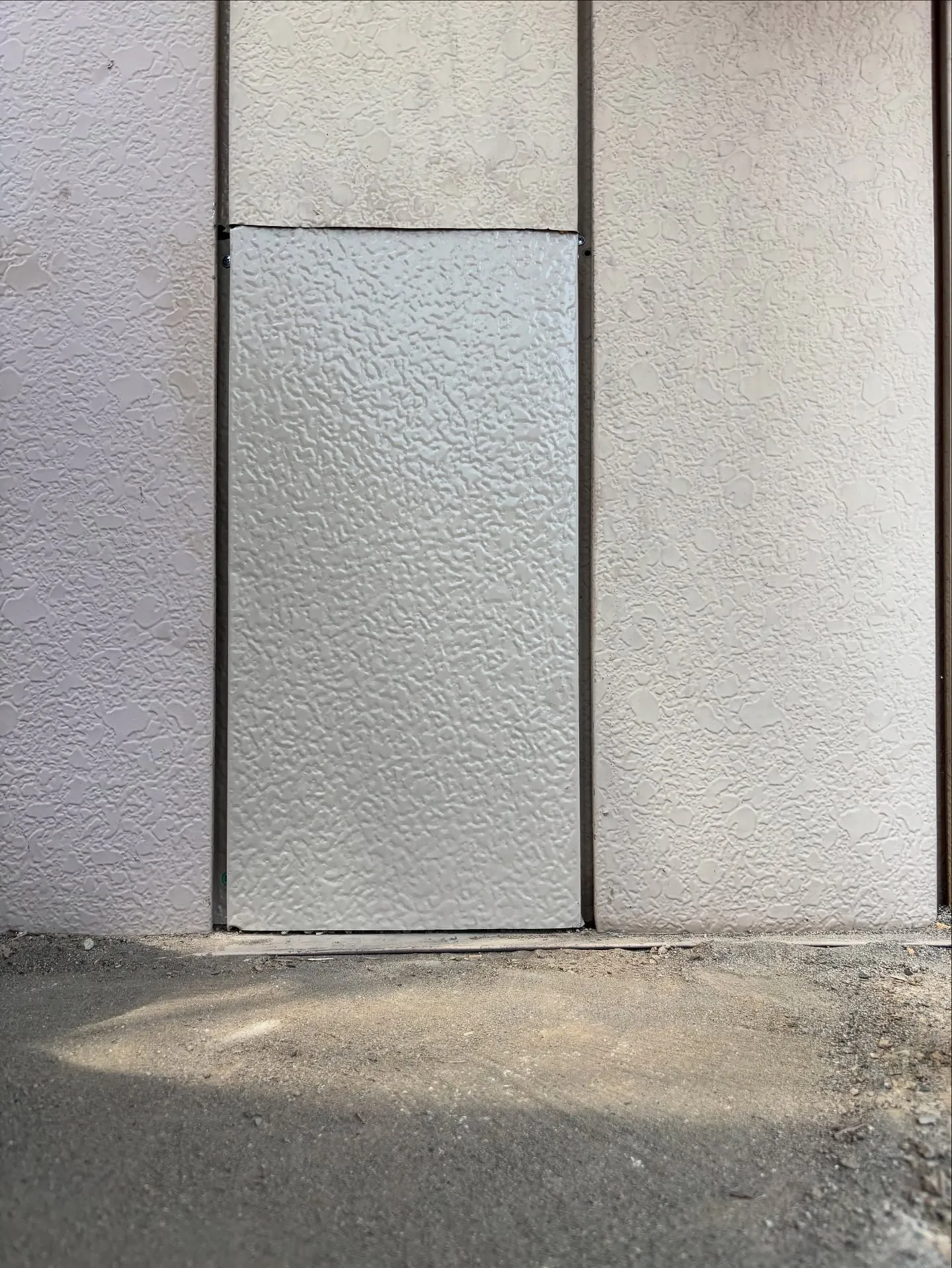 先日外壁張りをやった現場で古い所のサイディングが凹んでいるの...