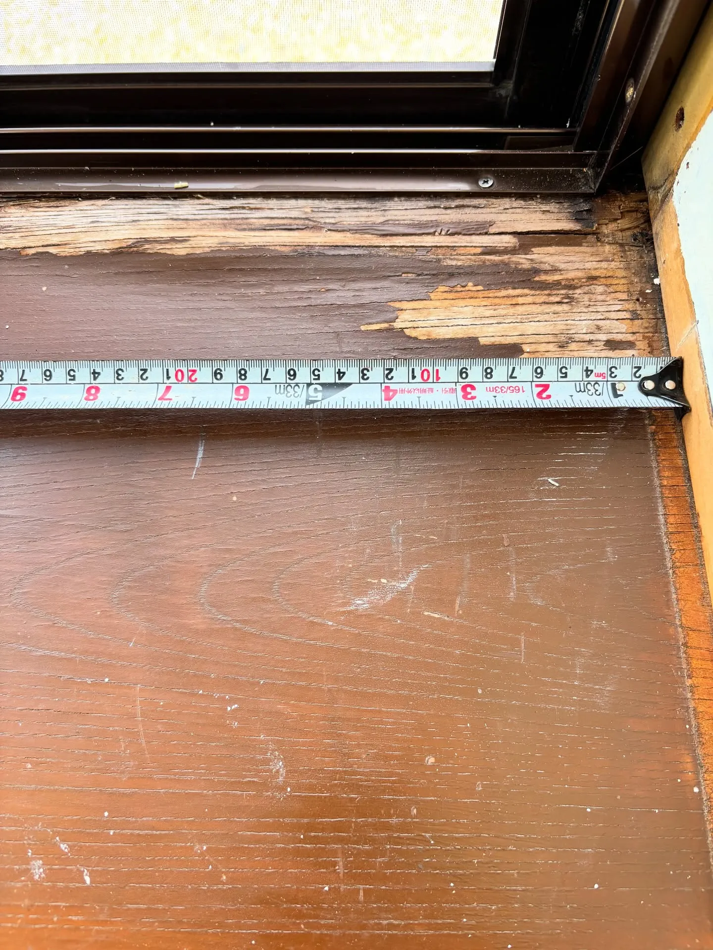 内装工事でインプラス窓を取付する為の枠を取付して来ました。