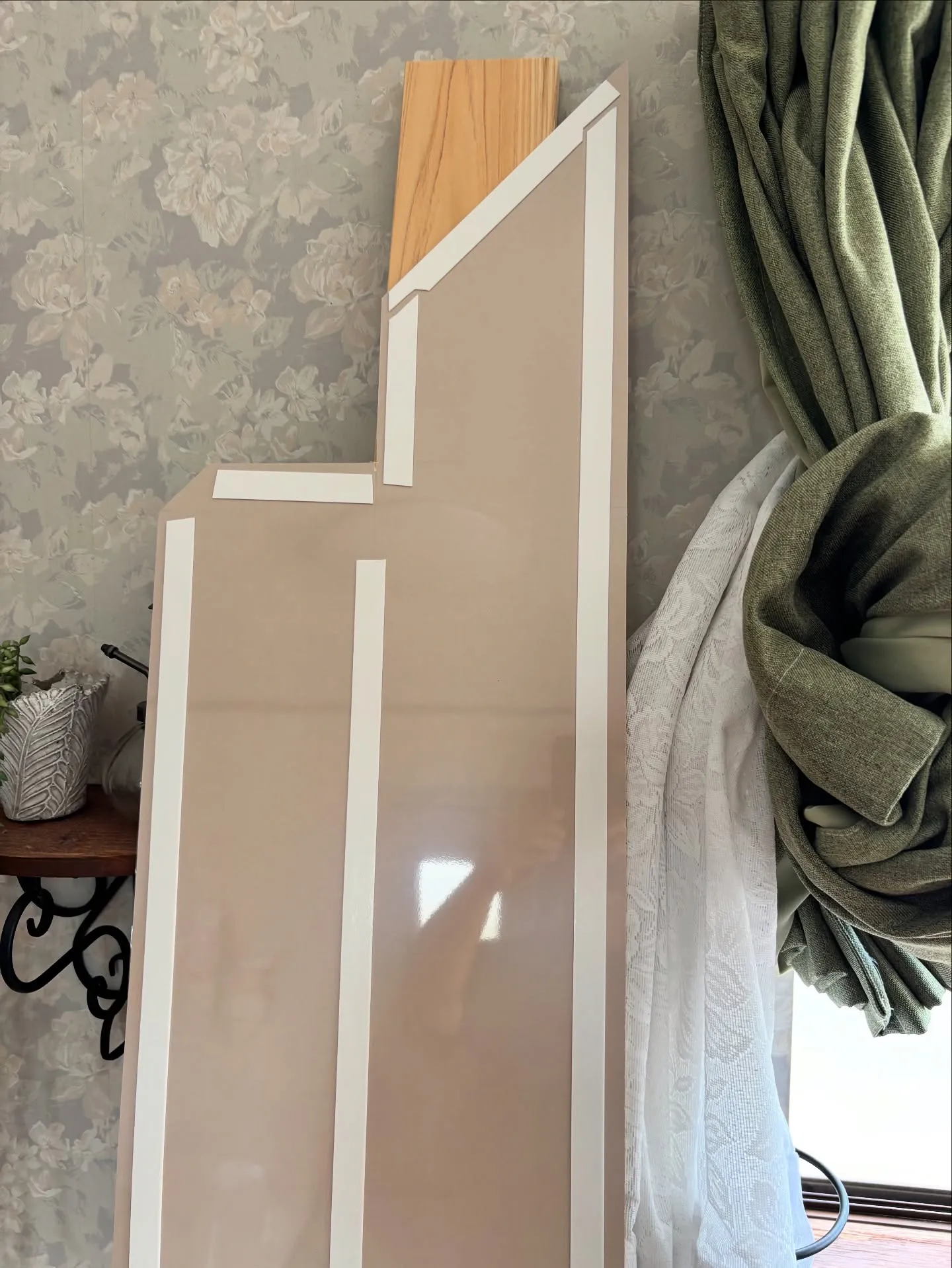 内装工事でインプラス窓を取付する為の枠を取付して来ました。