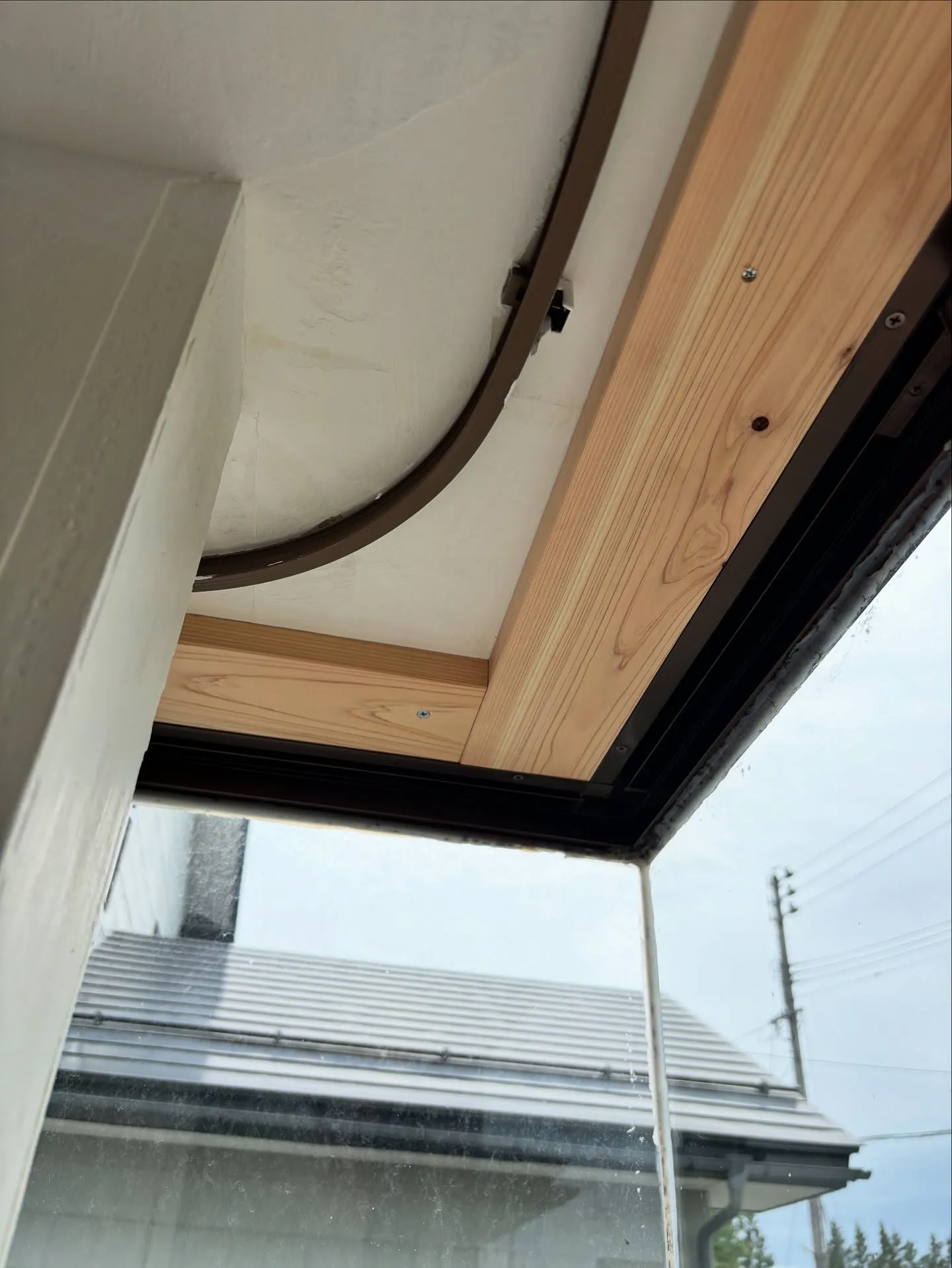 内装工事でインプラス窓を取付する為の枠を取付して来ました。