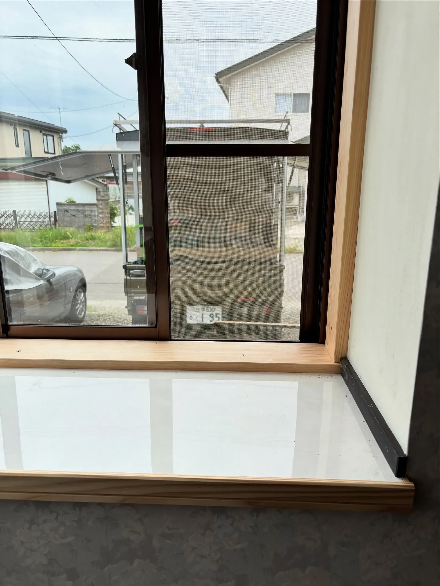 内装工事でインプラス窓を取付する為の枠を取付して来ました。