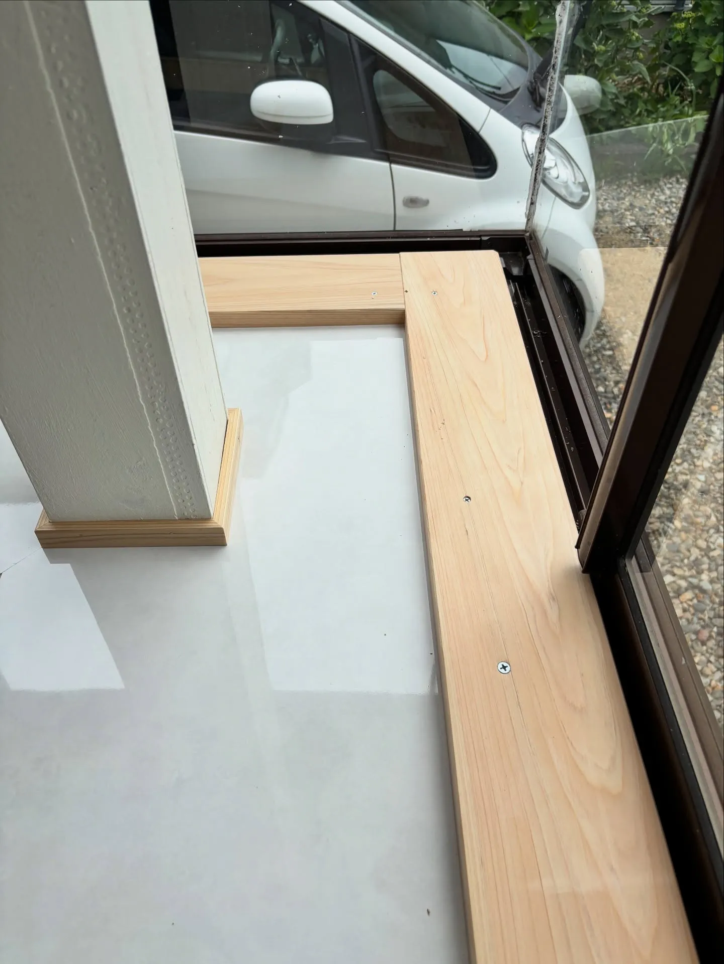 内装工事でインプラス窓を取付する為の枠を取付して来ました。