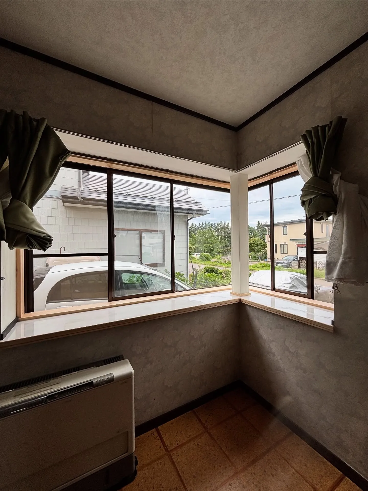 内装工事でインプラス窓を取付する為の枠を取付して来ました。