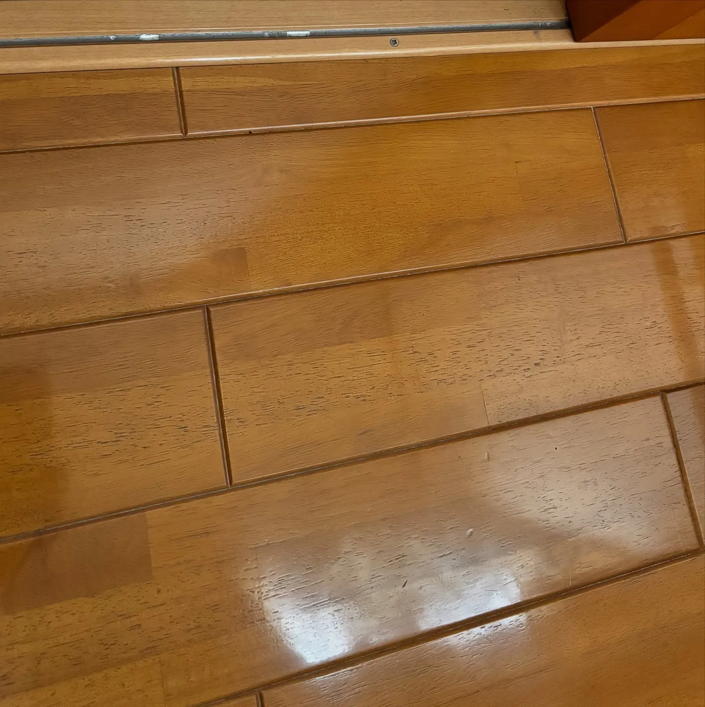 先週からやっていた縁甲板の張り替え工事でカリンの無垢板張りが...