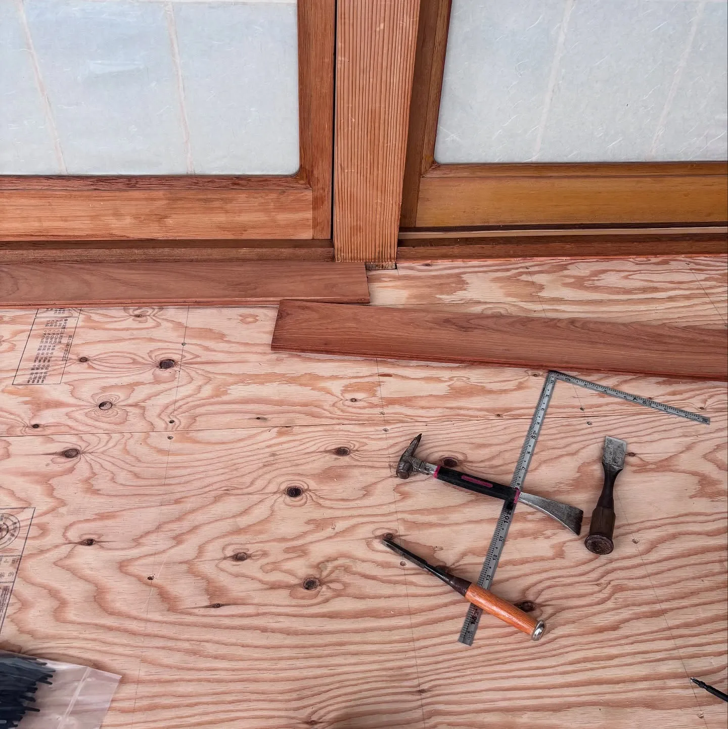 先週からやっていた縁甲板の張り替え工事でカリンの無垢板張りが...