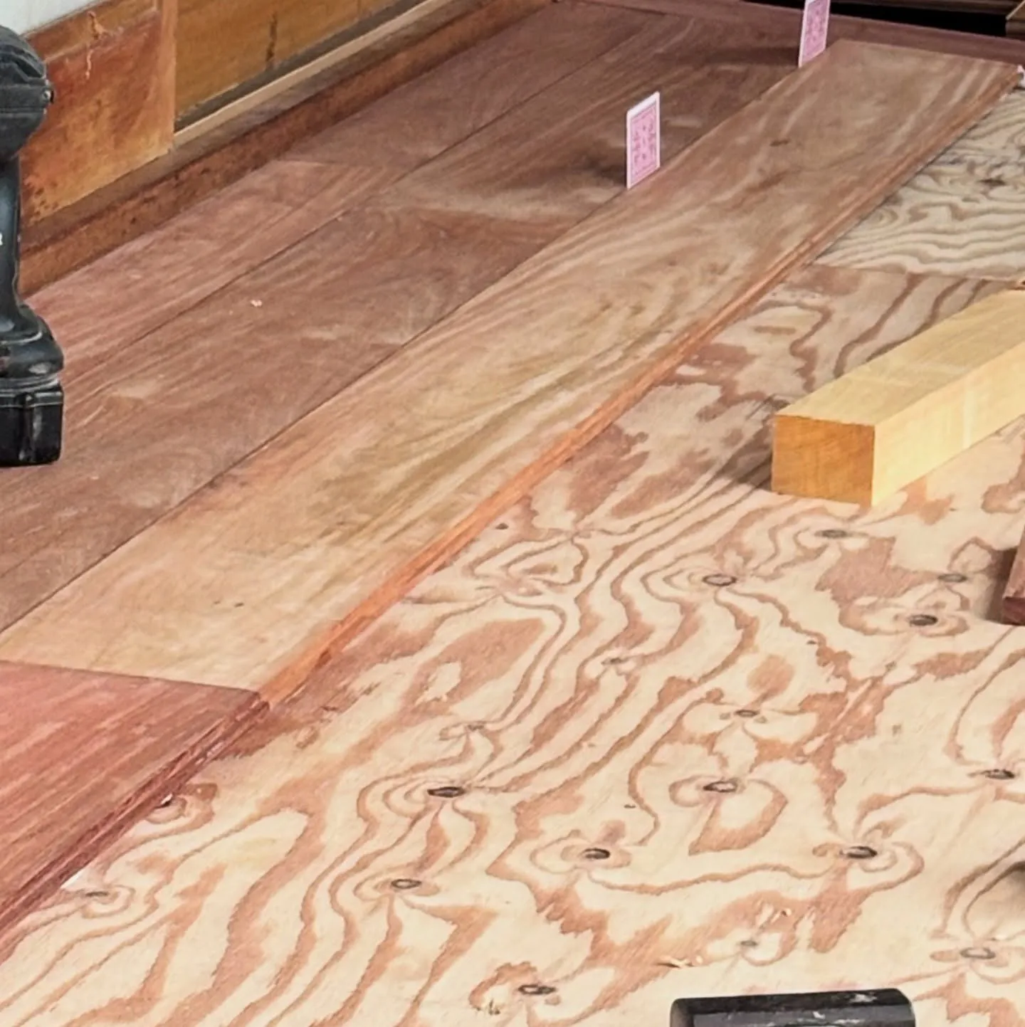 先週からやっていた縁甲板の張り替え工事でカリンの無垢板張りが...