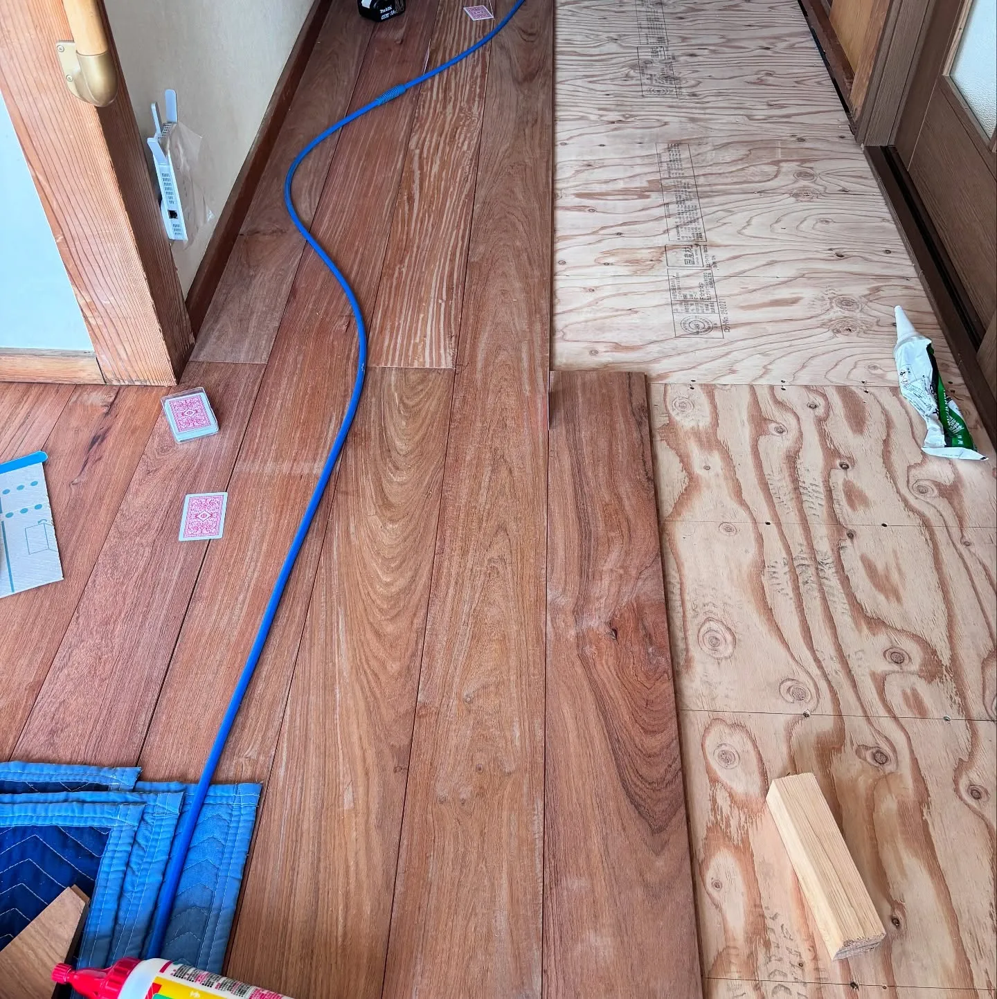 先週からやっていた縁甲板の張り替え工事でカリンの無垢板張りが...