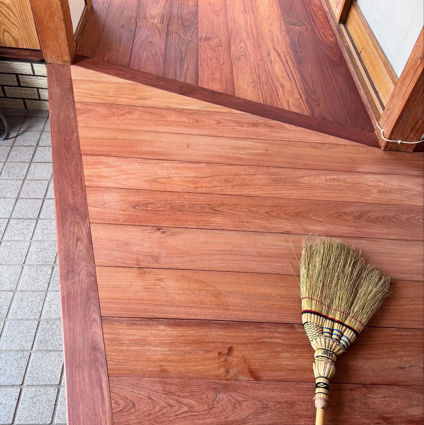 先週からやっていた縁甲板の張り替え工事でカリンの無垢板張りが...