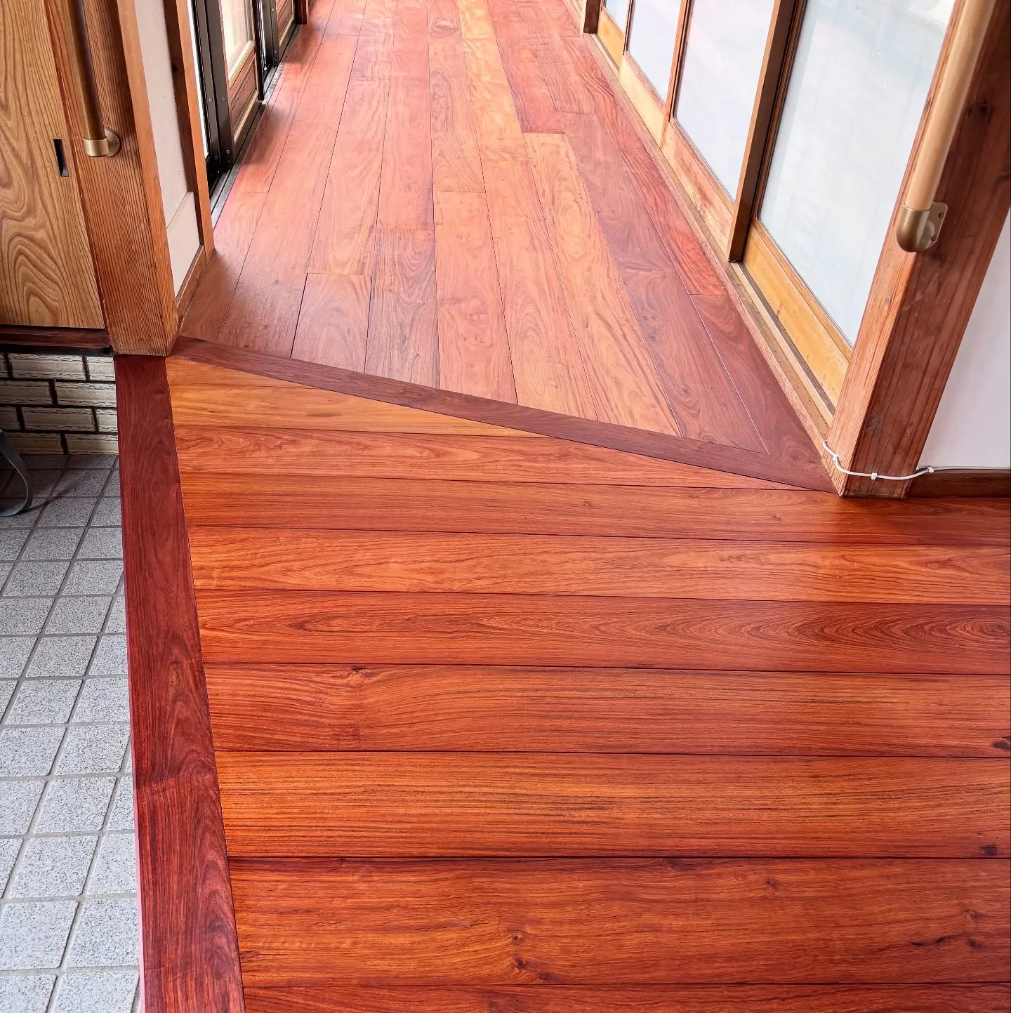 先週からやっていた縁甲板の張り替え工事でカリンの無垢板張りが...