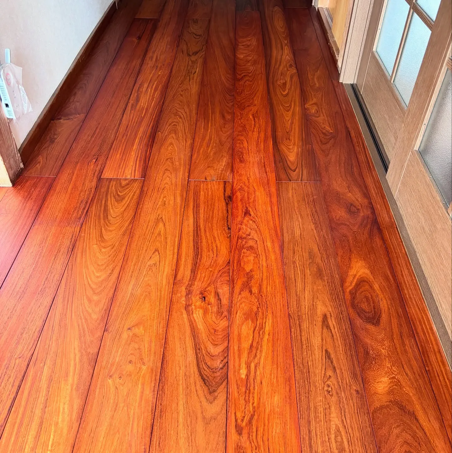 先週からやっていた縁甲板の張り替え工事でカリンの無垢板張りが...