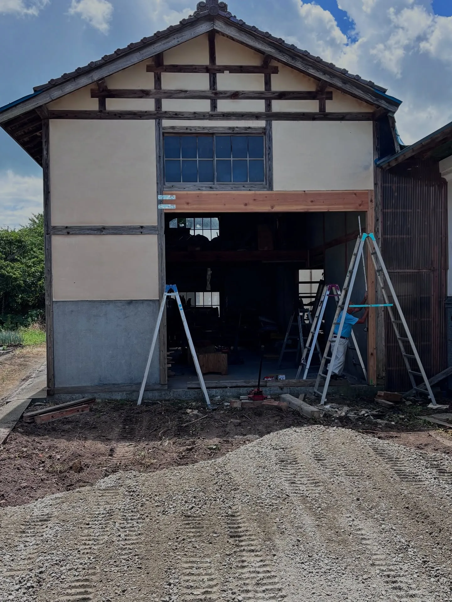 昨日今日と梁の移動と柱を抜いて梁を入れる工事と植木を片付けて...