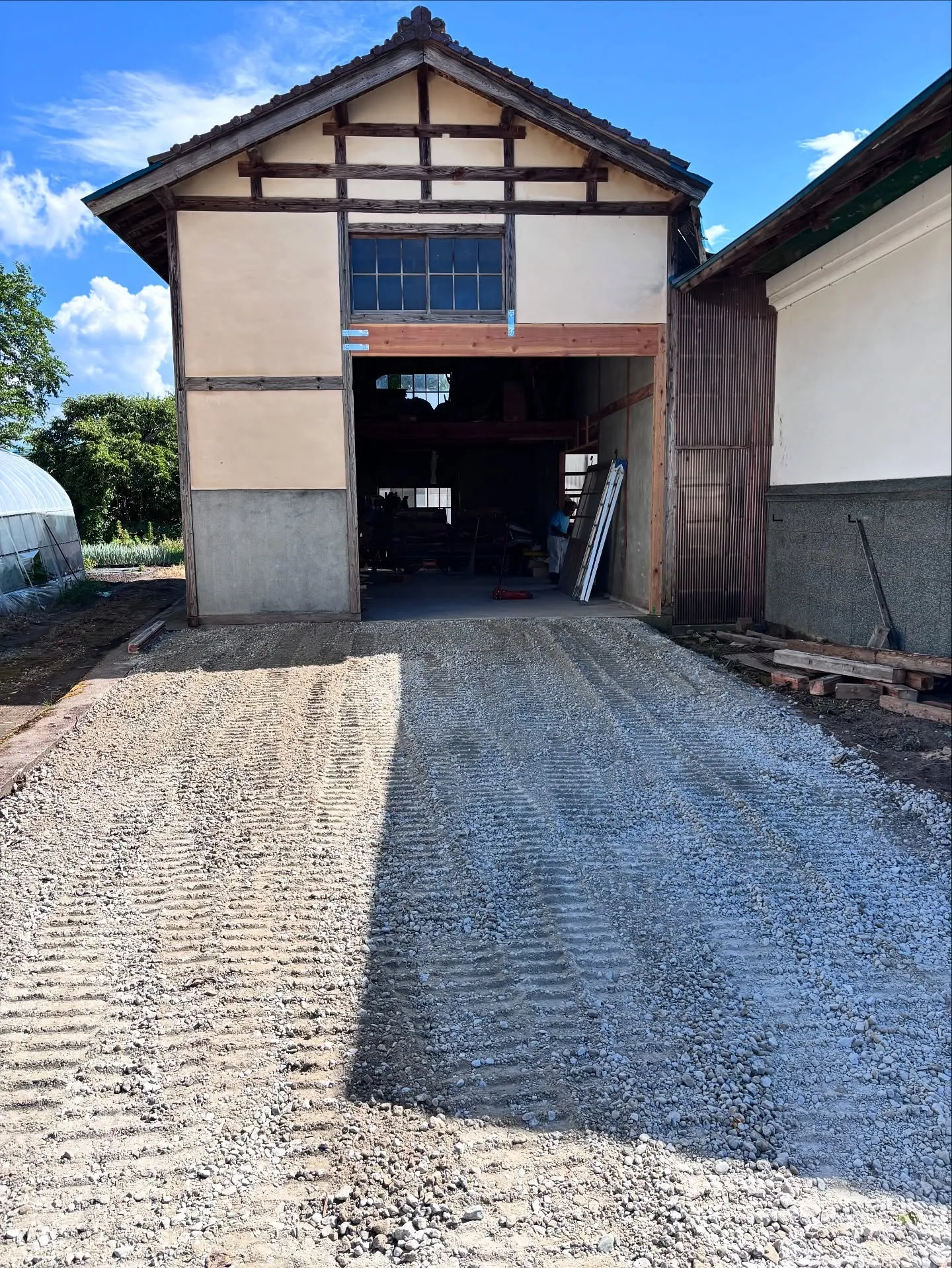 昨日今日と梁の移動と柱を抜いて梁を入れる工事と植木を片付けて...