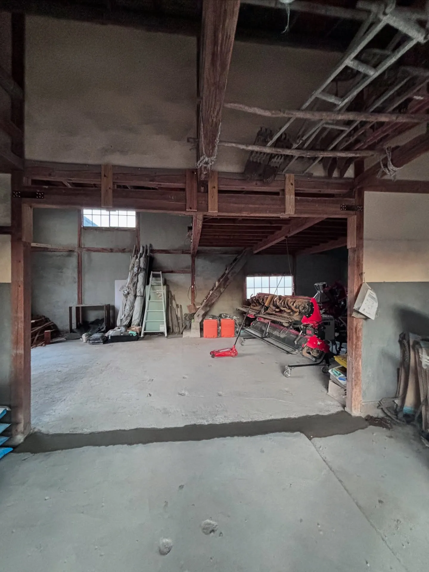 昨日今日と梁の移動と柱を抜いて梁を入れる工事と植木を片付けて...