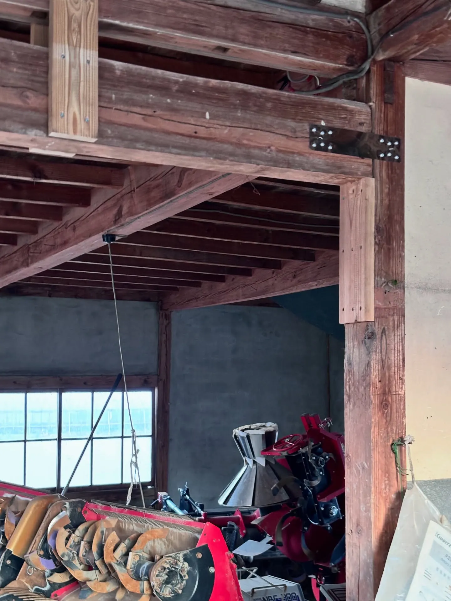 昨日今日と梁の移動と柱を抜いて梁を入れる工事と植木を片付けて...