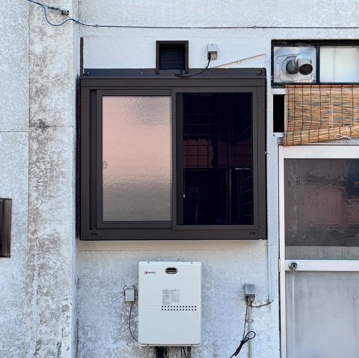 お盆前に施工した出窓交換工事の塗装工事が昨日終わり、今程ボイ...