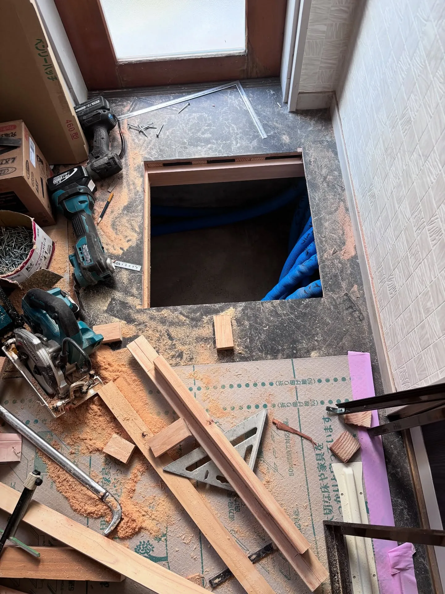 昨日タイル風呂の浴室からユニットバスへのリフォーム工事の現場...