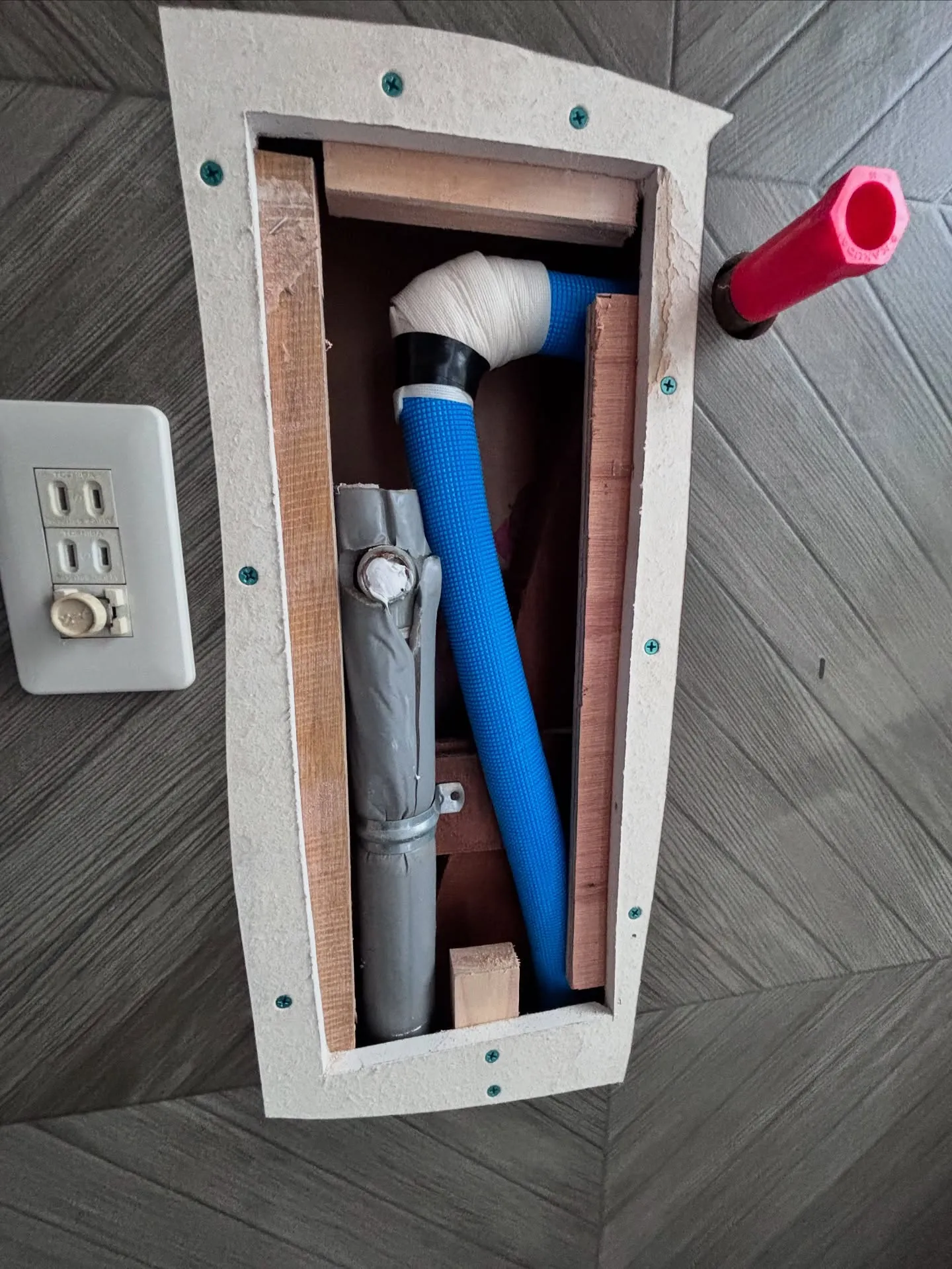 昨日タイル風呂の浴室からユニットバスへのリフォーム工事の現場...