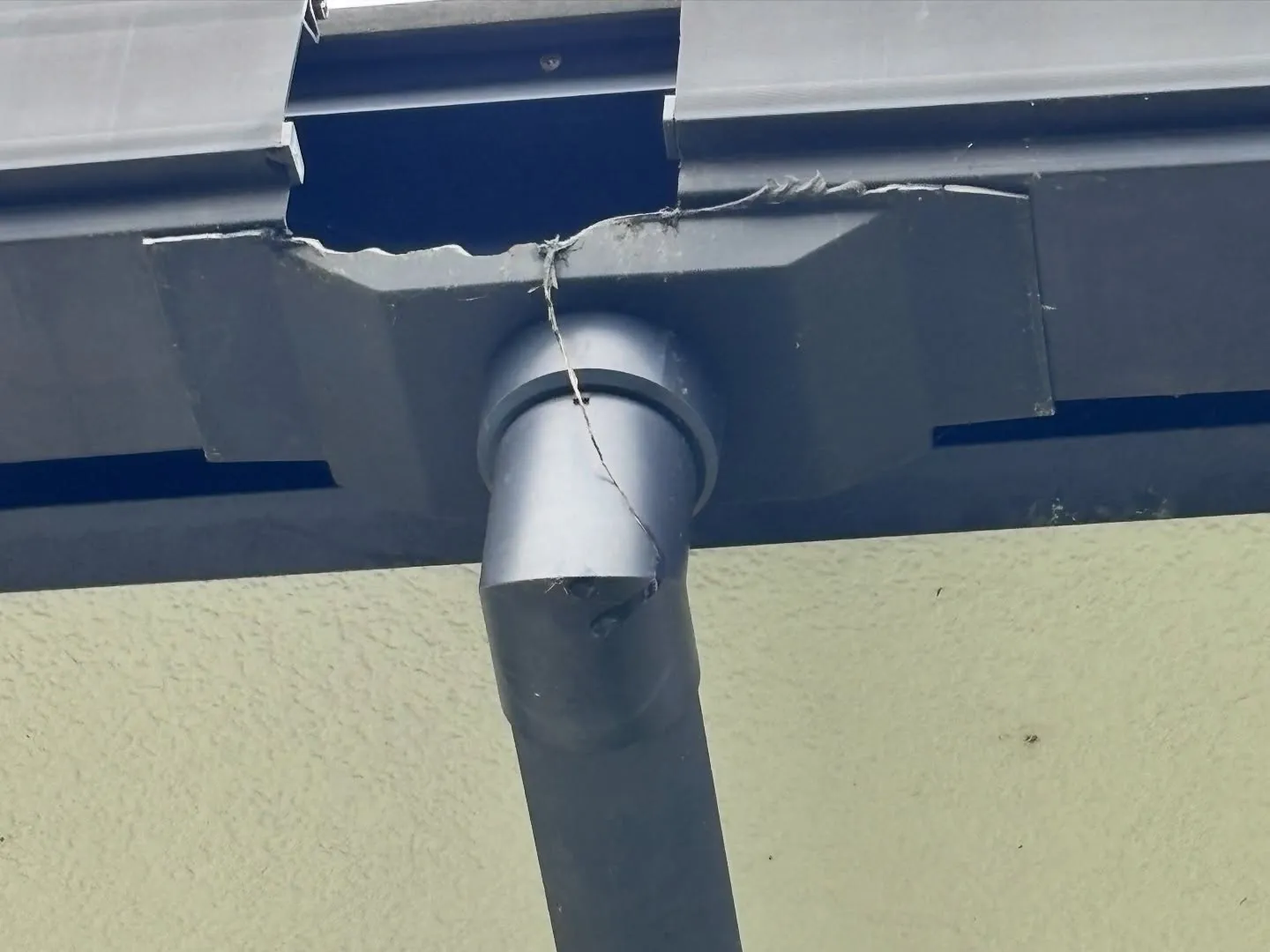 今年の大雪で、横樋や集水枡が破損してしまったお宅の現場調査に...