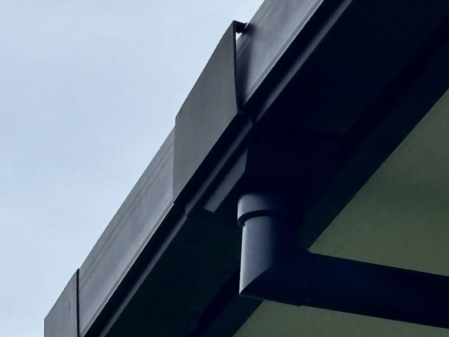 今年の大雪で、横樋や集水枡が破損してしまったお宅の現場調査に...