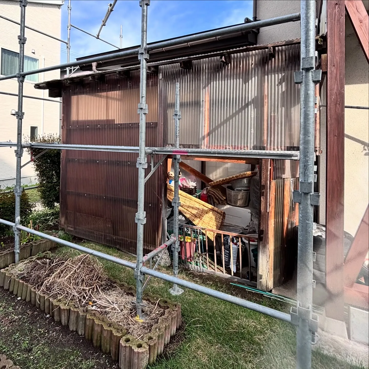 今回の現場は、屋根全体を支える「垂木」から新しくする全面改修...