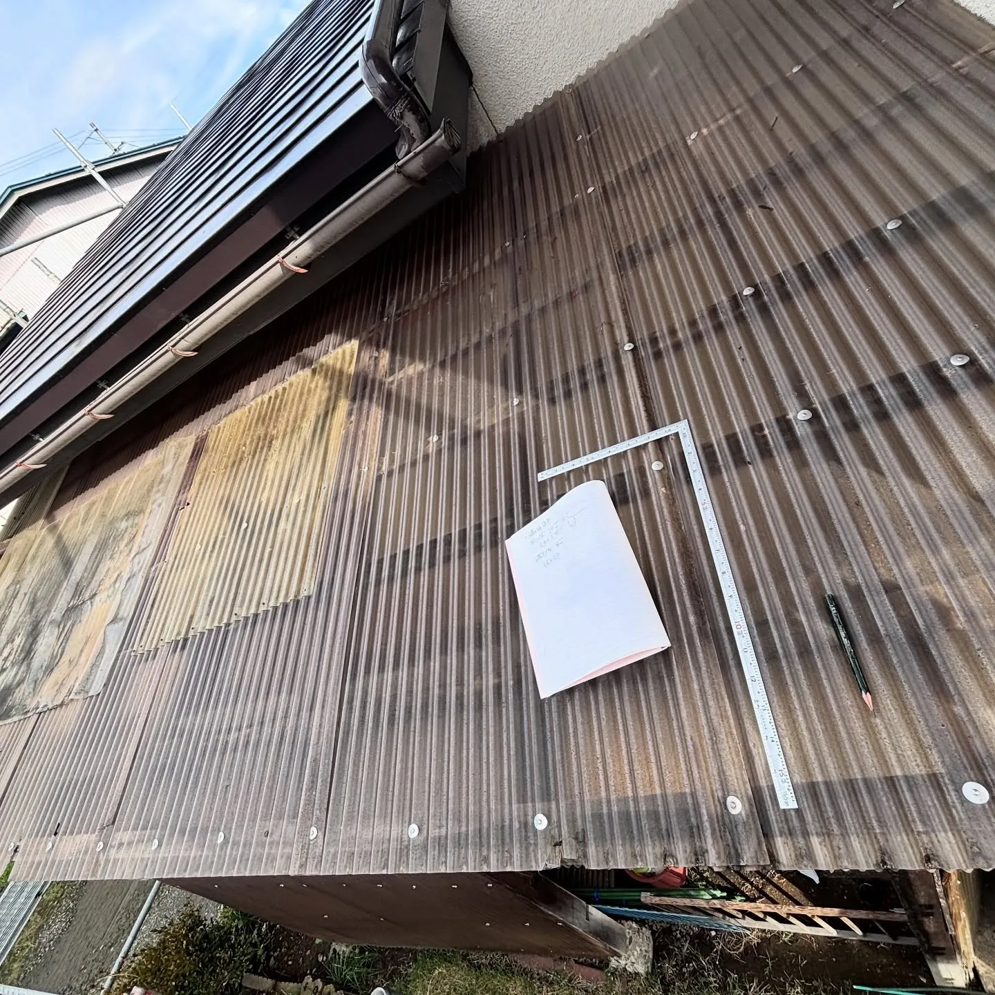 今回の現場は、屋根全体を支える「垂木」から新しくする全面改修...