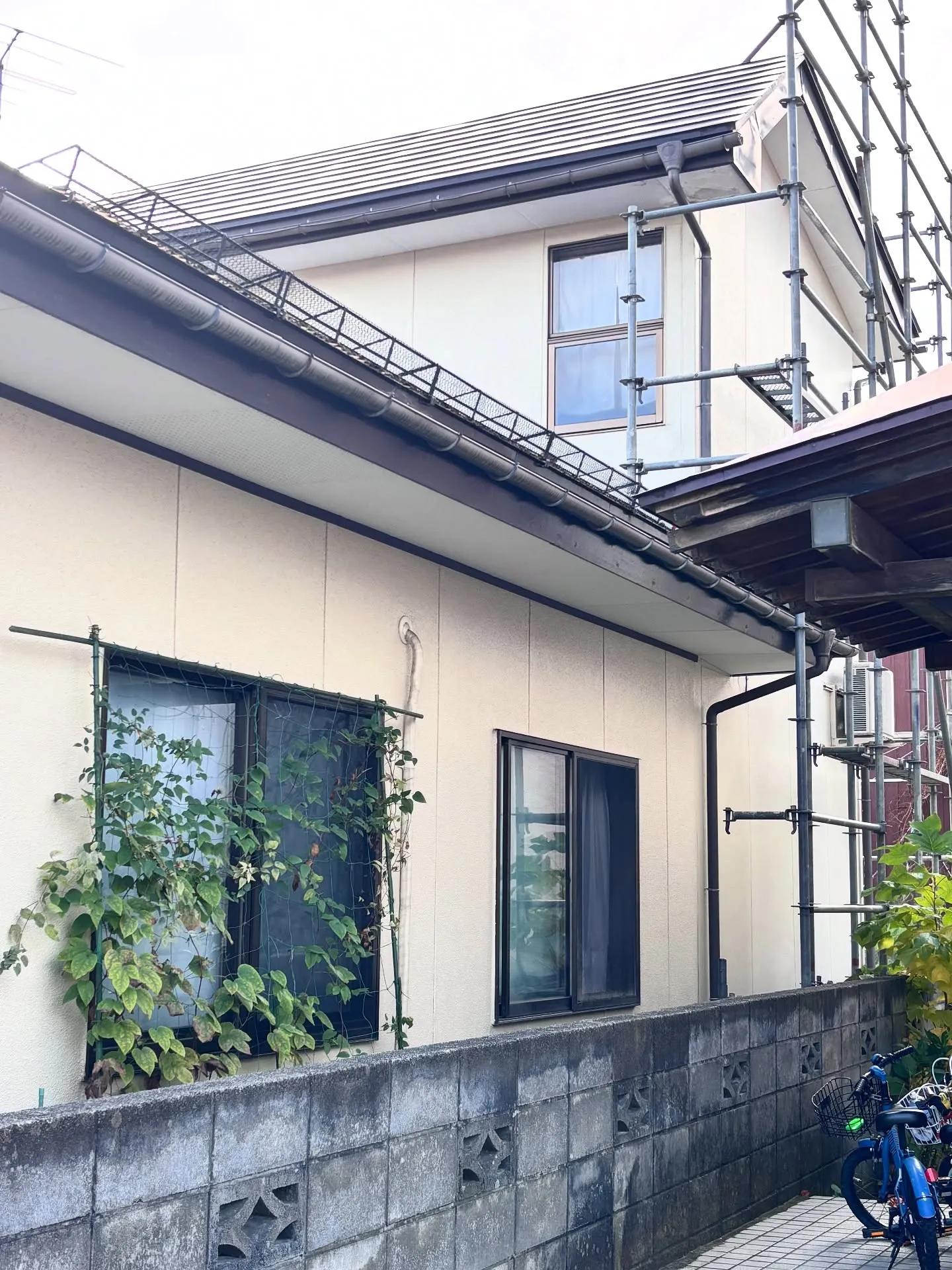 屋根の塗装工事、雪害で傷んだ雨樋の交換、