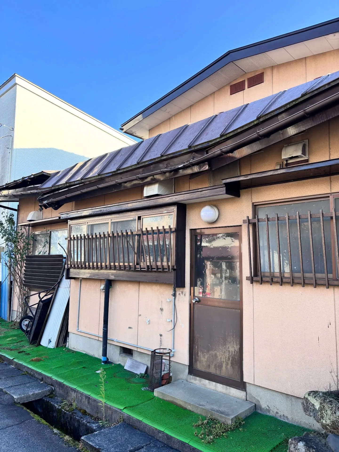 折れた屋根がまるで