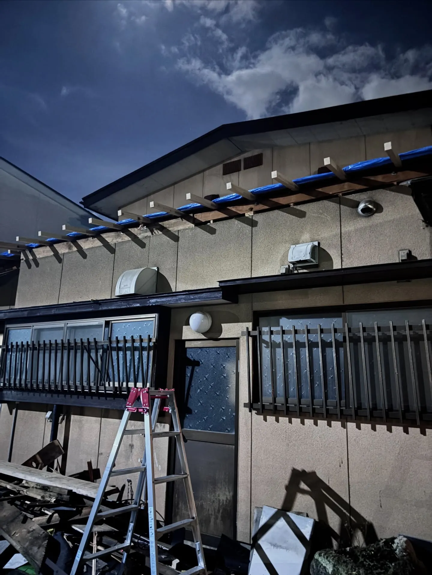 折れた屋根がまるで