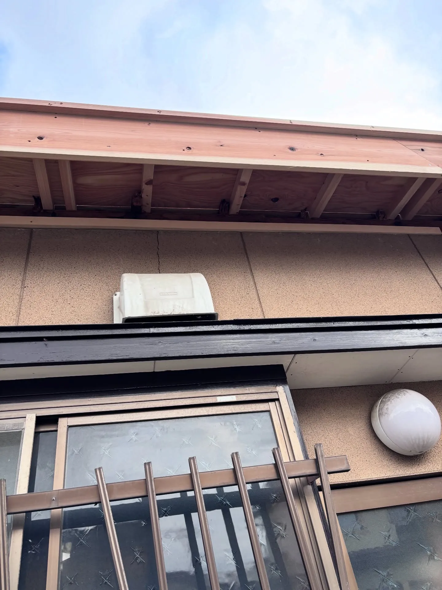 昨日に続いて、今日も雪害の屋根工事へ。