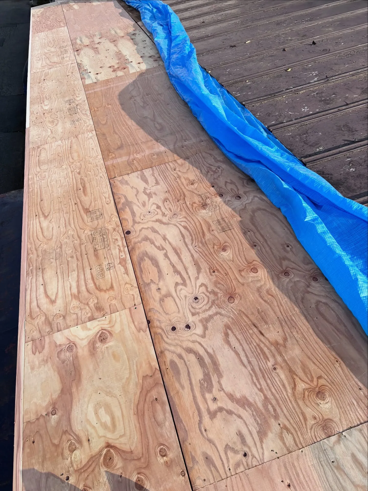 昨日に続いて、今日も雪害の屋根工事へ。