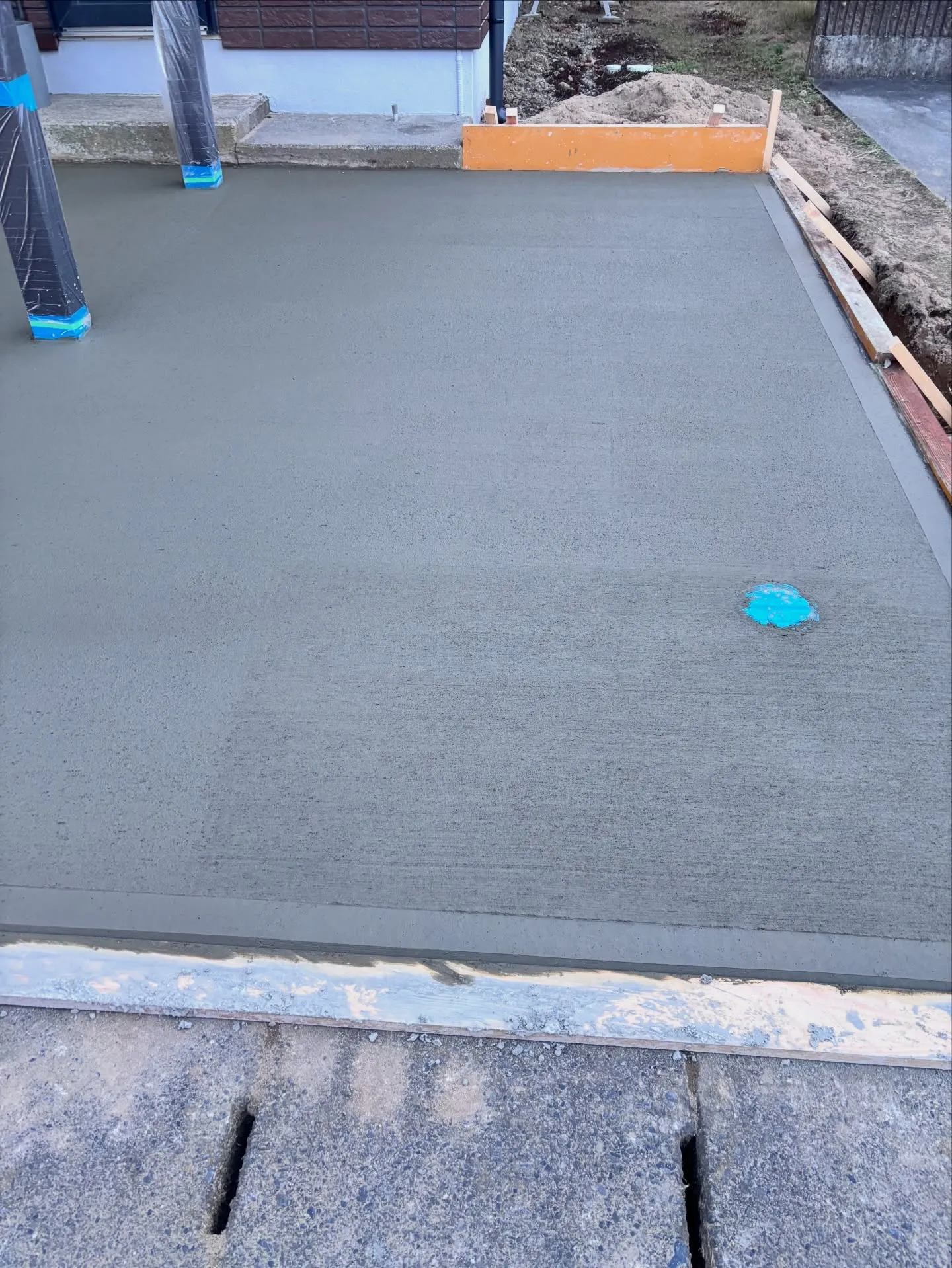 昨日打設した駐車場の現場。