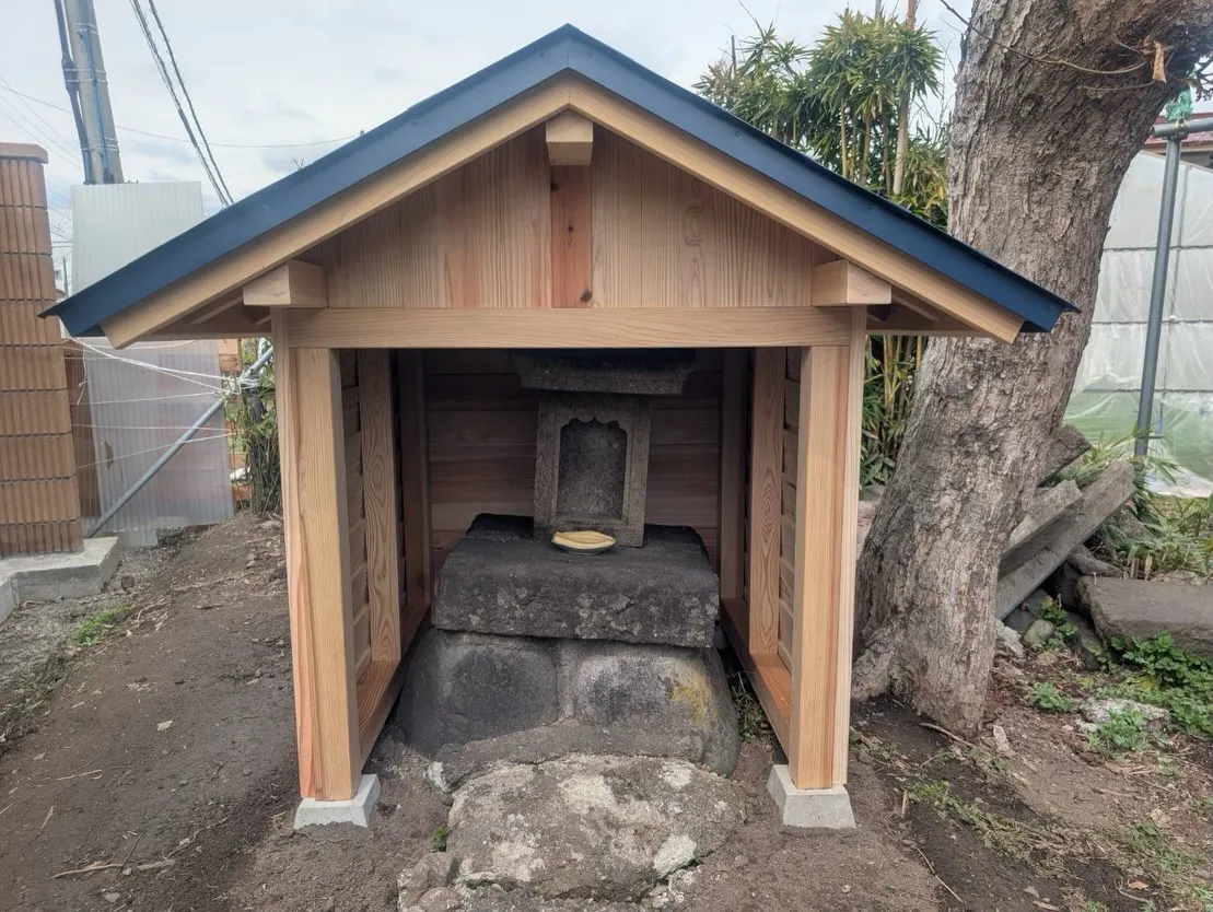 想いを込めて形にした**覆屋（おおいや）**を、これほどまで...